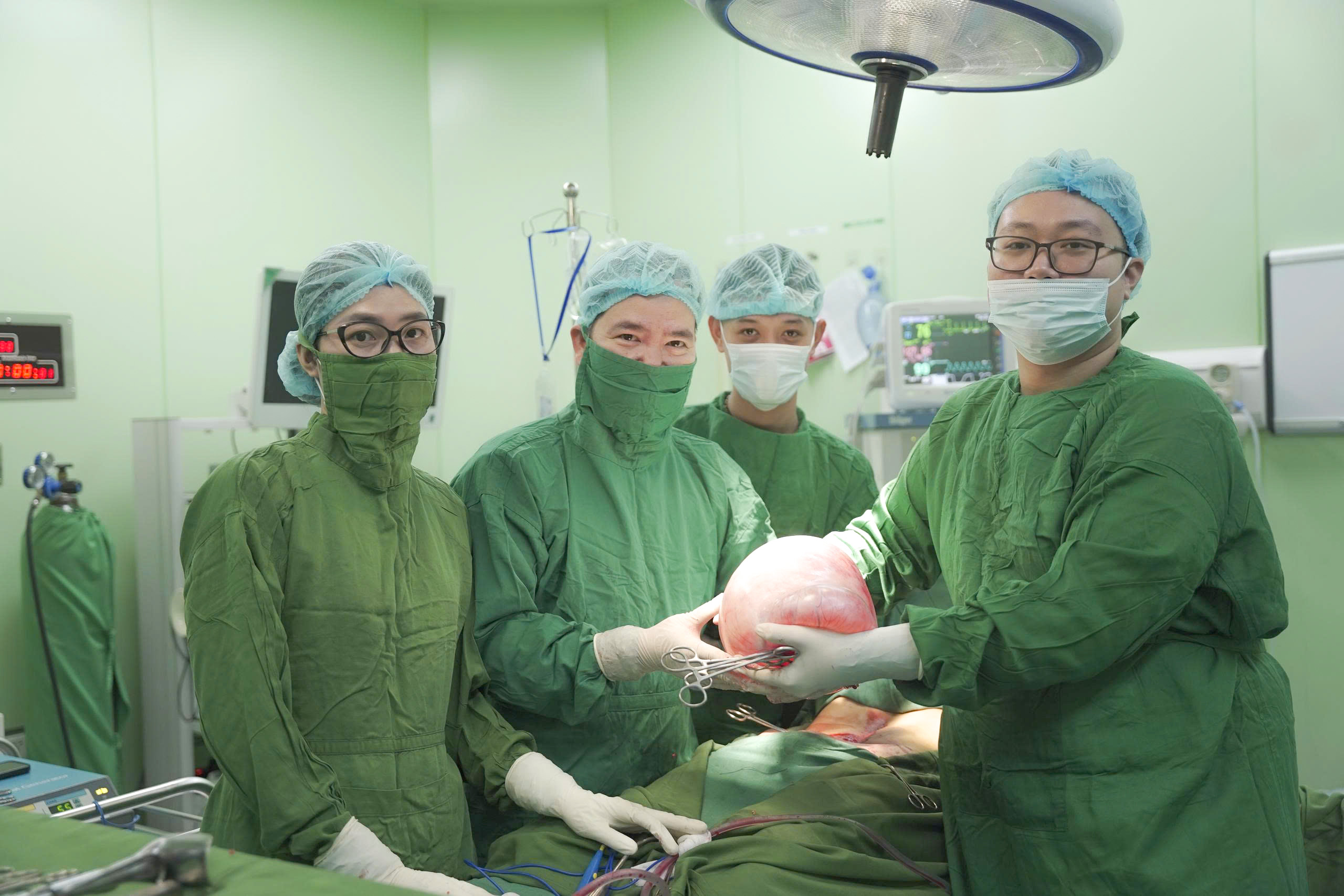 phau thuat khoi u nang buong trung