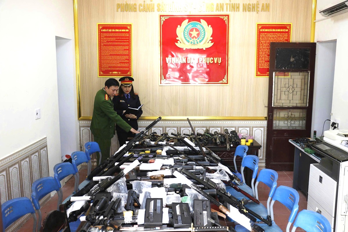 Triệt phá đường dây buôn bán vũ khí quân dụng, thu giữ 64 khẩu súng