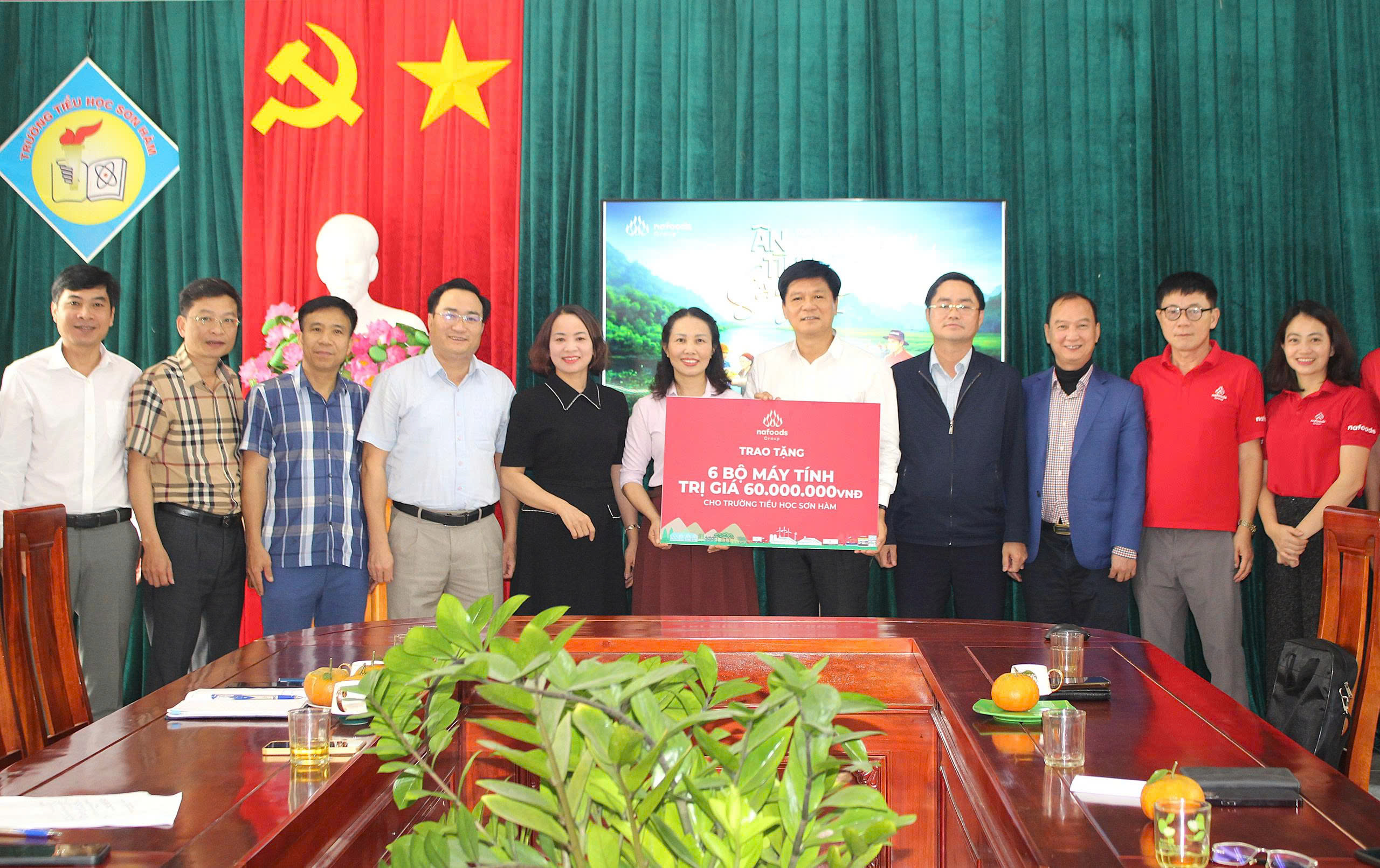 ng nguyen manh hung dai dien nafoods group tang bieu trung 6 may tinh ban cho truong tieu hoc son ham