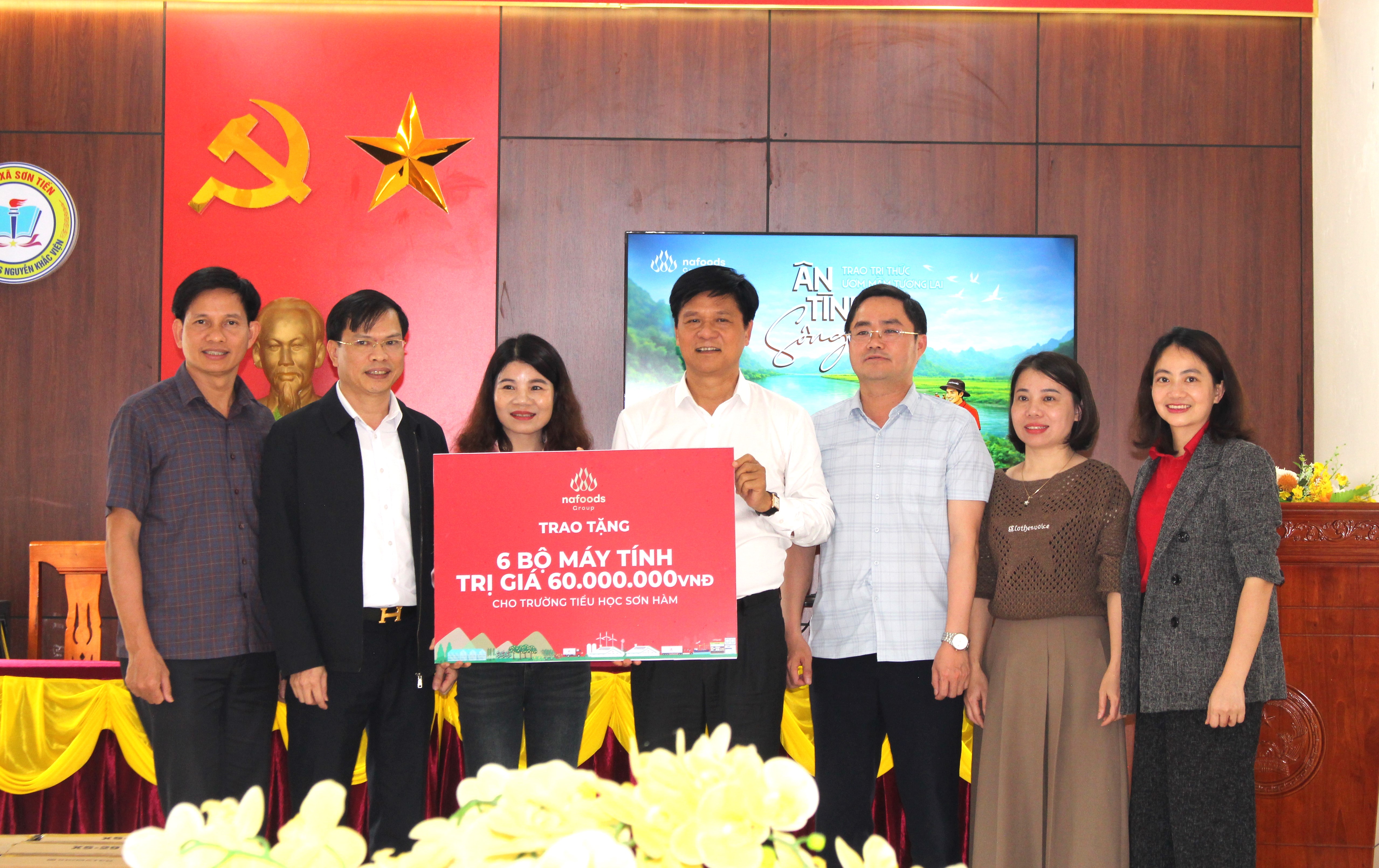 ng nguyen manh hung va thanh vien doan trao bang bieu trung qua tang la 06 may tinh cho truong thcs nguyen khac vien