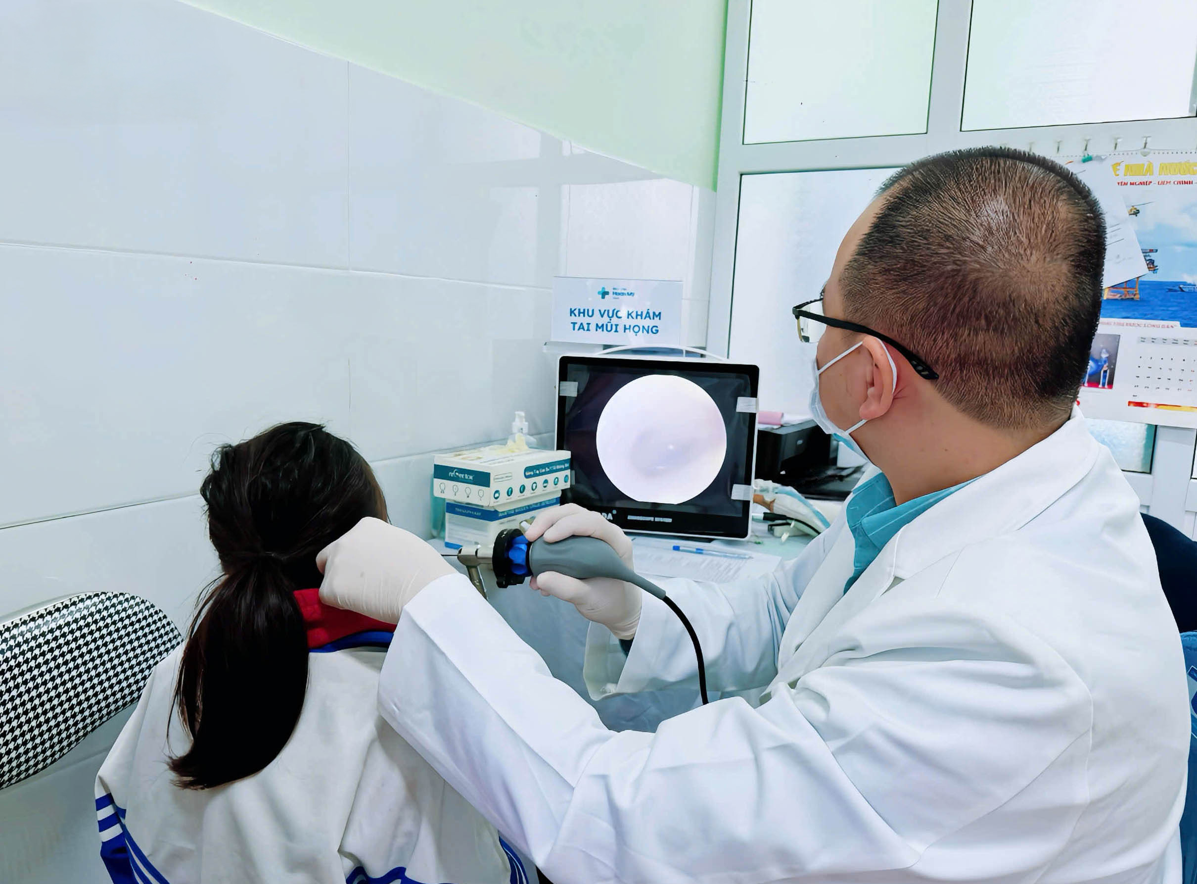 bac si benh vien hoan my vinh thuc hien kham tai mui hong cho nguoi dan dia phuong