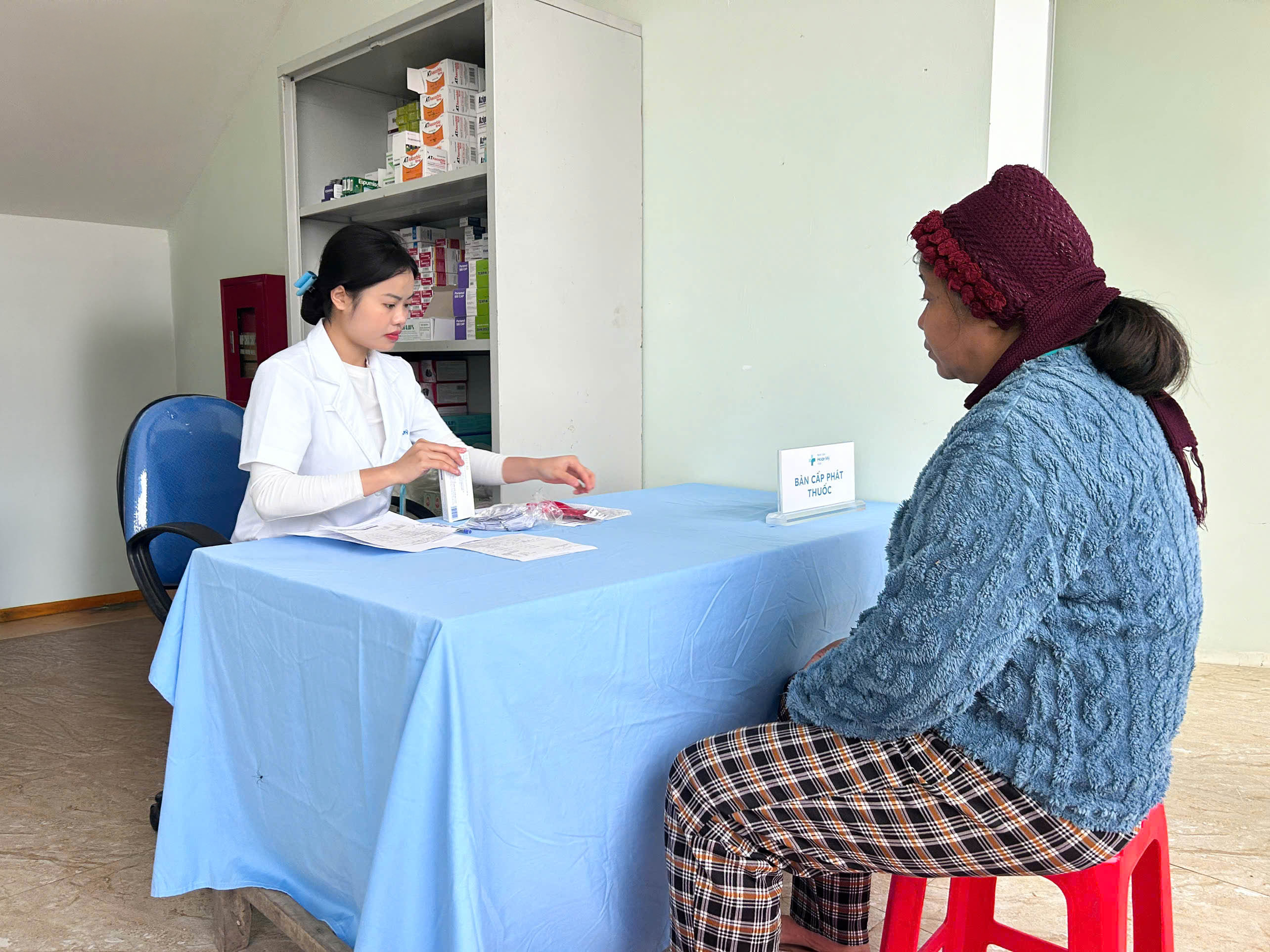 nguoi dan xa minh hop duoc tu van va cap phat thuoc mien phi trong chuong trinh xuan yeu thuong 2026