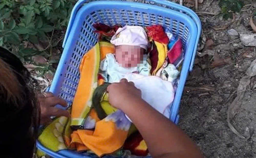 Nghệ An: Bé trai bị bỏ rơi lúc 3h sáng kèm lời nhắn 