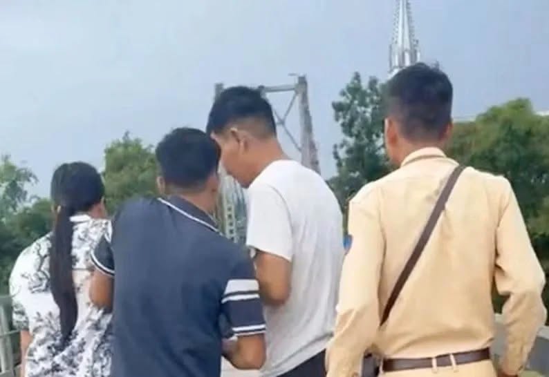  CSGT Nghệ An kịp thời giải cứu người phụ nữ nghi có ý định nhảy cầu