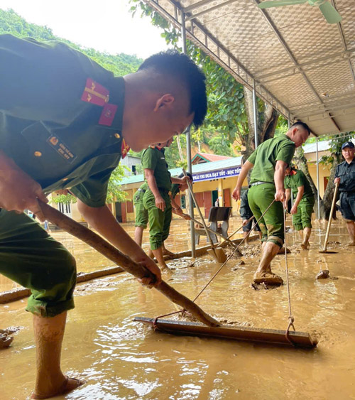 Nghệ An: Công an lội bùn, dầm mưa giúp dân khắc phục hậu quả lũ quét