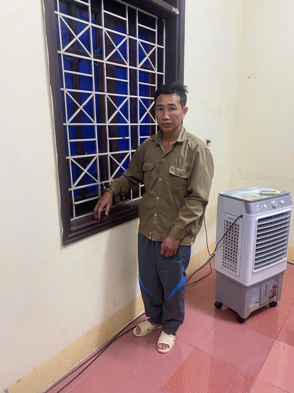  Bắt khẩn cấp phụ huynh hành hung nữ giáo viên
