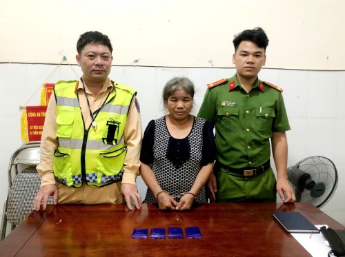 Bắt người phụ nữ đi 'rao bán' 800 viên ma túy tổng hợp