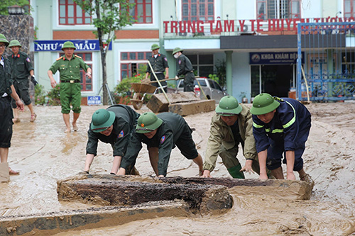 Điều động gần 400 cán bộ chiến sỹ Công an giúp người dân khắc phục hậu quả lũ lụt