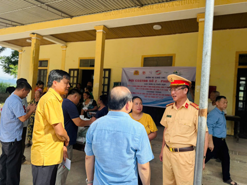 Đội Cảnh sát giao thông đường bộ số 2 chung tay giúp đỡ bà con vùng lũ ở Nghệ An