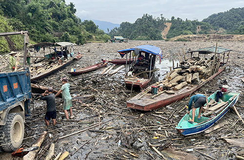 rac thai ho thuy dien 11