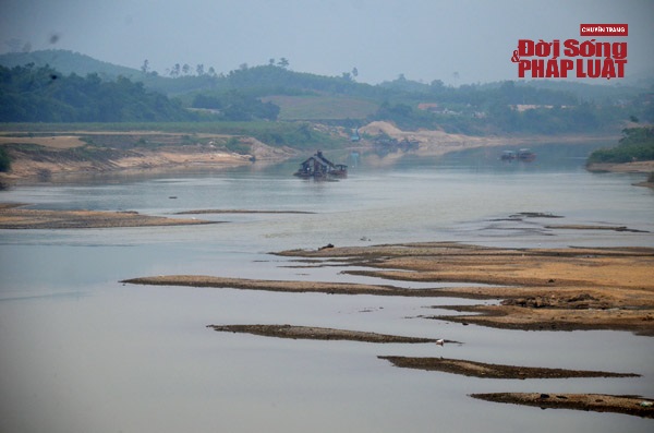 Nghệ An: Sông Con cạn trơ đáy, nhiều trụ cầu Đò Sen lộ móng