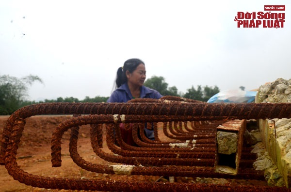 Nghệ An: Sắt thép gỉ sét, bùn lầy nhão nhoét trên tuyến đường Lạt – Làng Rào