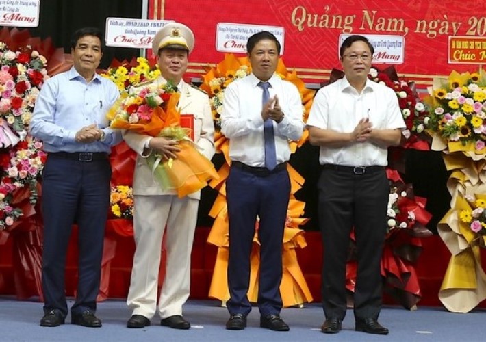 lanh dao tinh quang nam tang hoc chuc mung 78