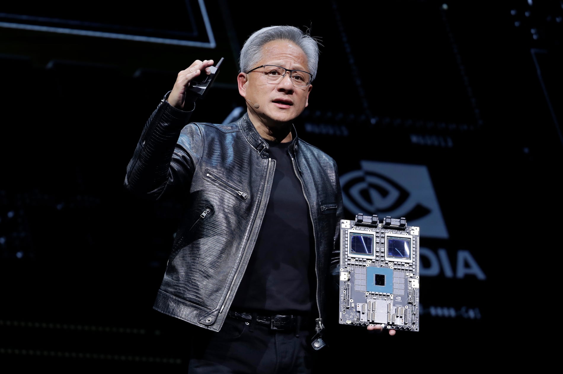 Vượt mặt Apple và Microsoft, NVIDIA vừa vươn tới một kỷ lục chưa có công ty nào làm được- Ảnh 1. Vượt mặt Apple và Microsoft, NVIDIA vừa vươn tới một kỷ lục chưa có công ty nào làm được- Ảnh 1.
