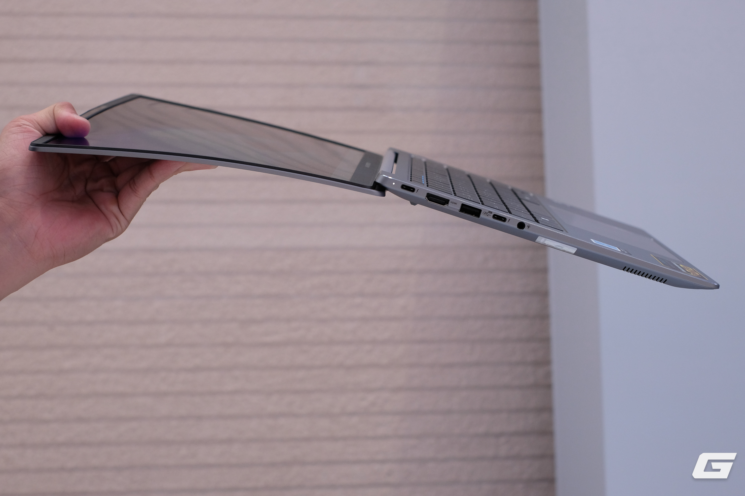 Đây là mẫu laptop doanh nghiệp “quốc dân” của ASUS: Giá mềm nhưng vẫn hỗ trợ AI, bền tới độ đổ nước, làm rơi hay dẫm lên cũng không hỏng- Ảnh 14.