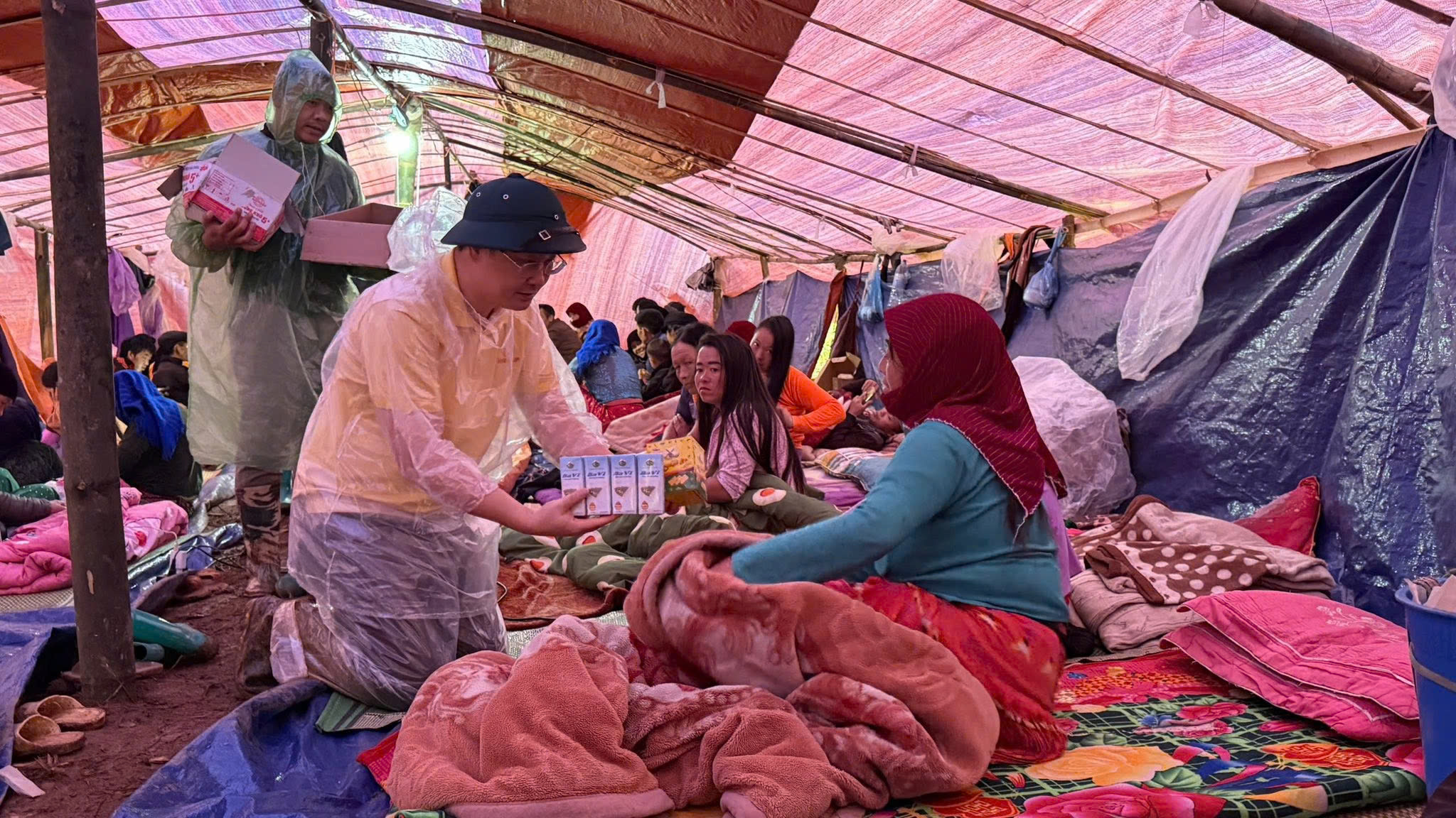 can bo nhan vien vingroup chia se voi ba con lung cu tuyen quang bi sat lo nha sau bao 11