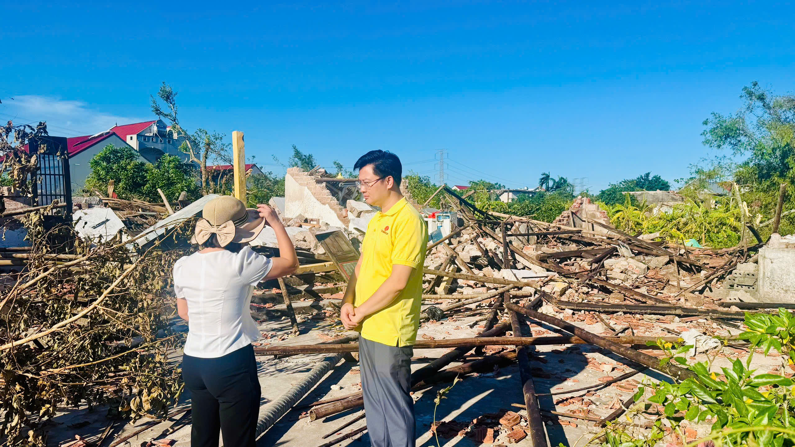 i dien quy thien tam chia se voi ba con ninh binh sau mat mat thiet hai cua con bao so 10