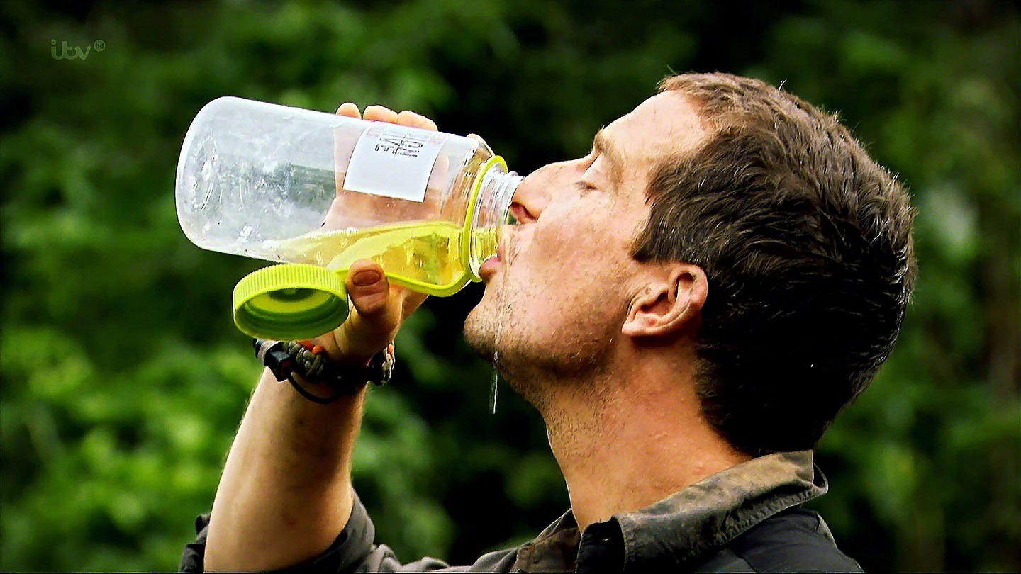 Uống nước tiểu để sinh tồn: Mẹo cứu mạng hay ảo tưởng nguy hiểm được thổi phồng trên truyền hình