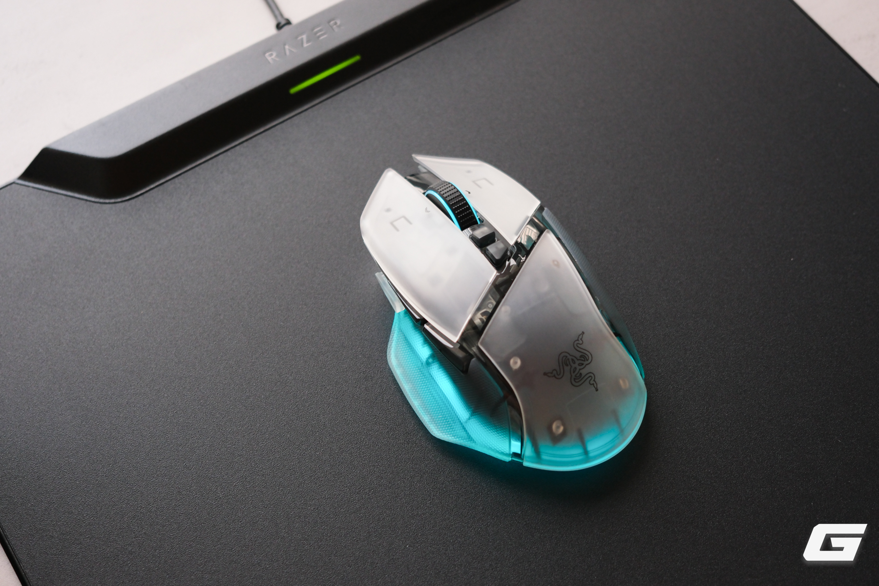 Trên tay Razer Basilisk V3 Pro 35K Phantom White: Khi công nghệ đỉnh cao khoác lên lớp áo xuyên thấu, đẹp một cách ma mị