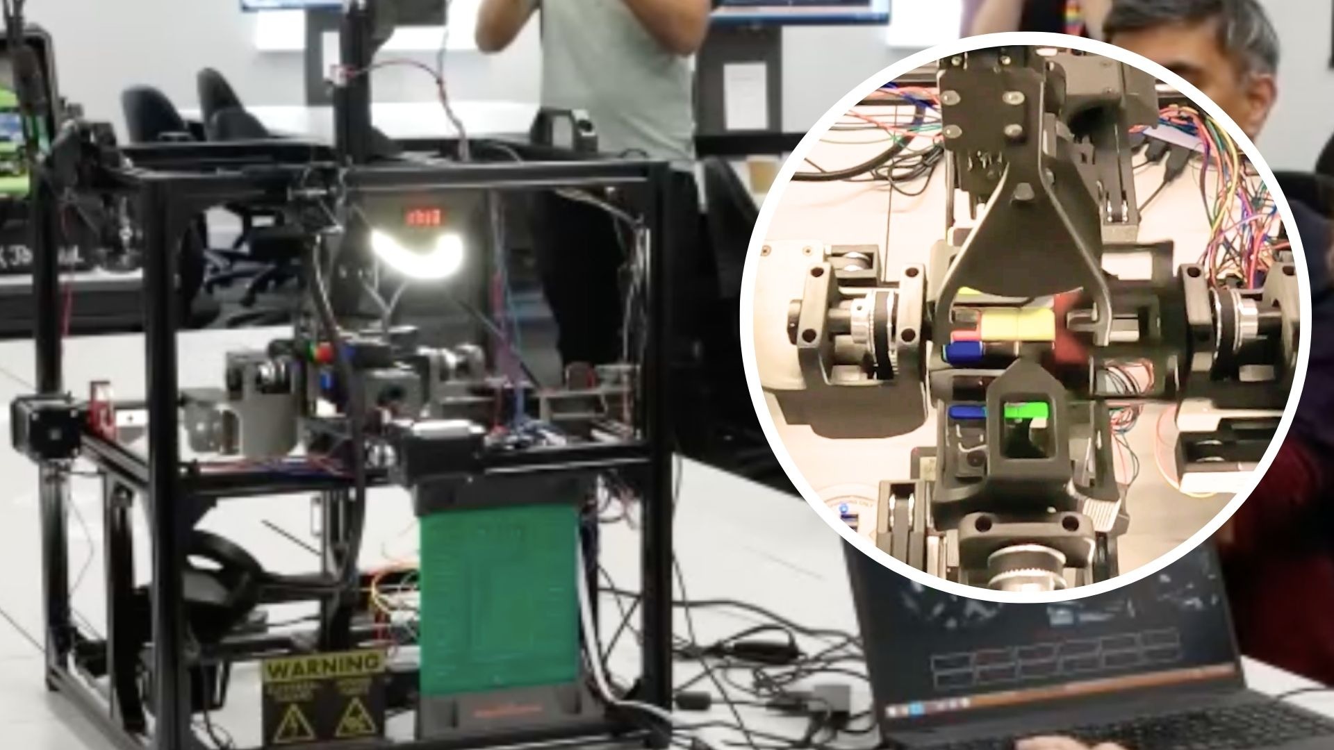 Hai anh em người Anh chế tạo robot giải khối rubik 4x4 lập kỷ lục thế giới mới sau hơn mười năm chờ đợi