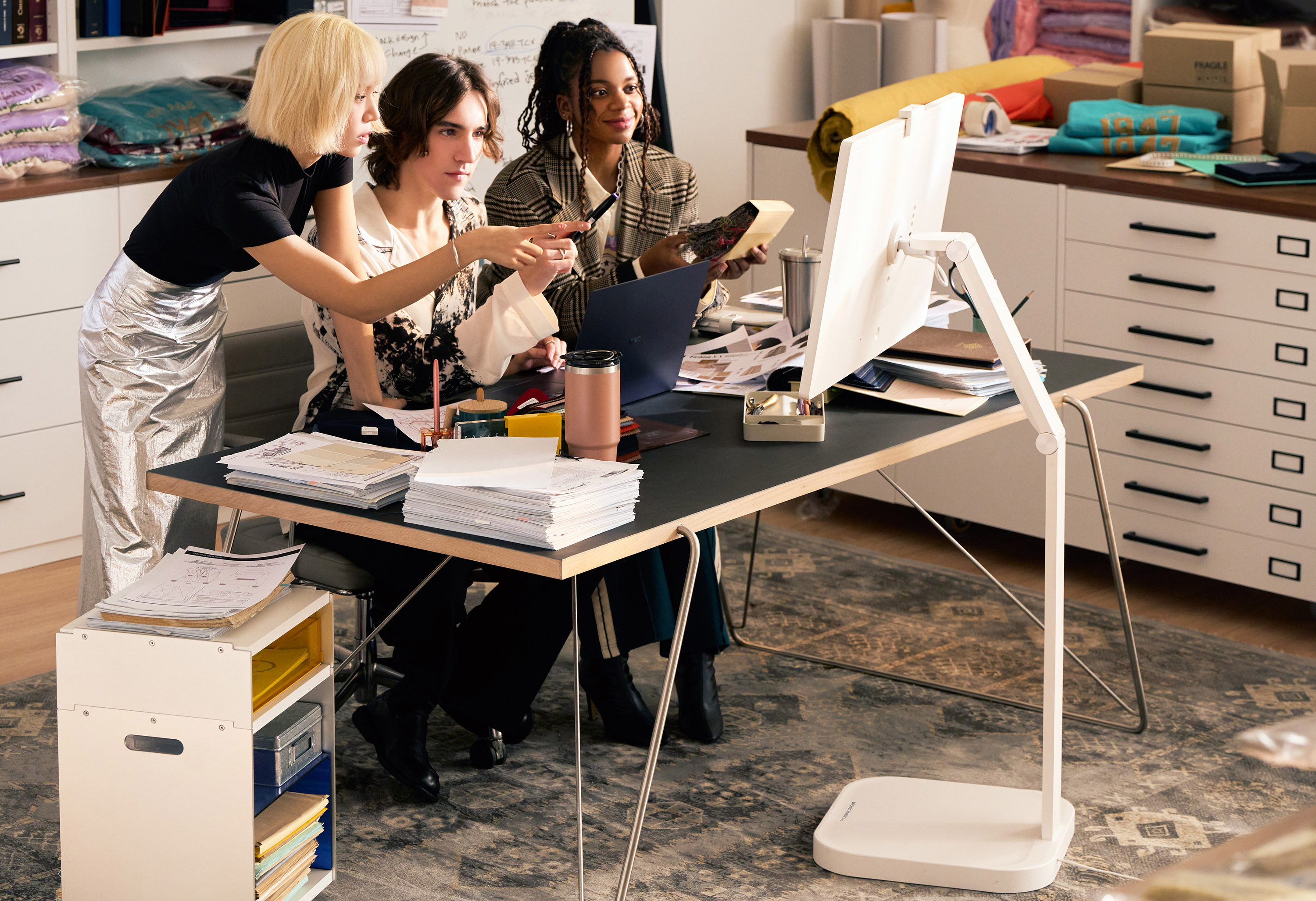 lg smart monitor swing voi thiet ke chan de moi va man hinh cam ung toan phan