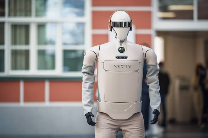 screenshot 2026 04 05 at 09 14 18 arkus delivery robot anthropomorphic robot hse efko russia logistics 2026 01avif avif image 720 479 pixels