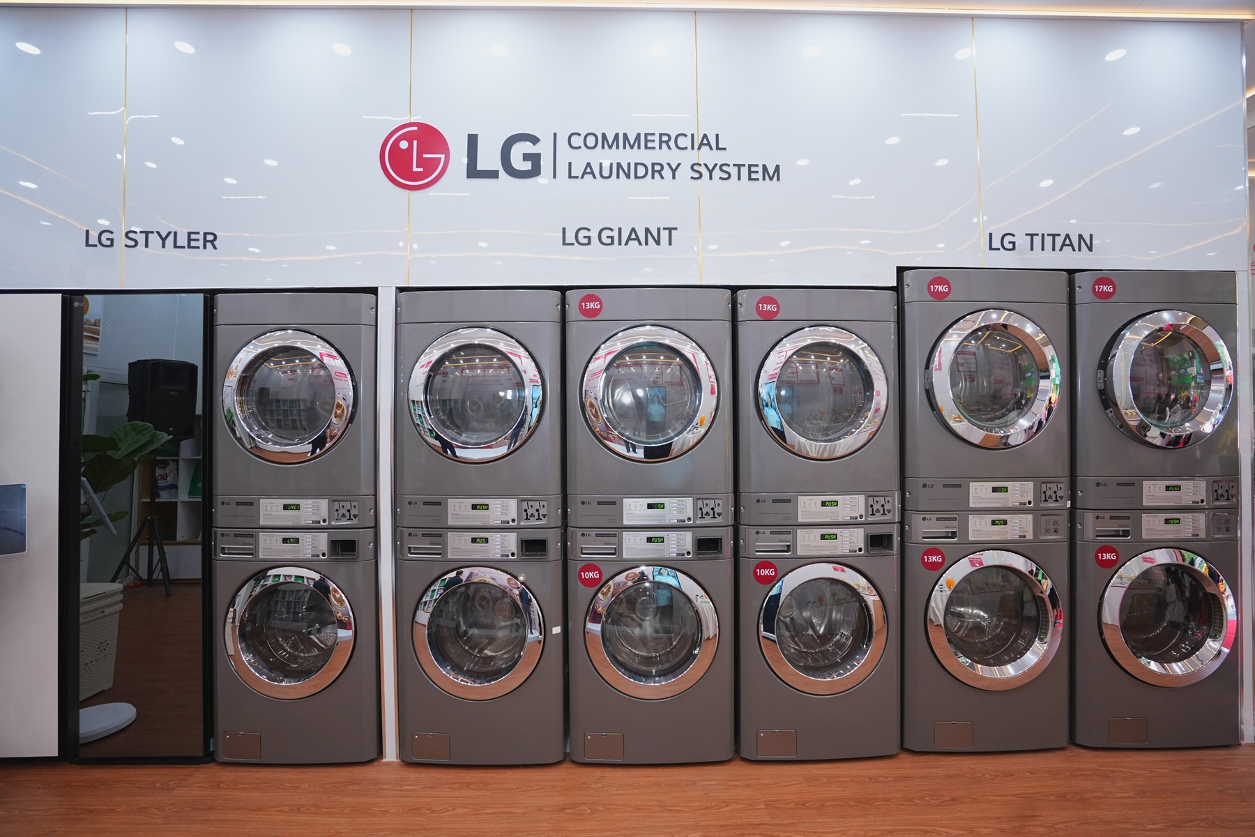 lg gioi thieu cac dong may giat may say cong nghiep giant va titan cung tu cham soc quan ao thong minh lg styler1