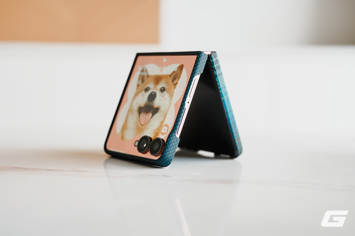 Ốp PITAKA siêu mỏng cho Galaxy Z Flip8: Đeo như không đeo, có MagSafe, đắt xắt ra miếng