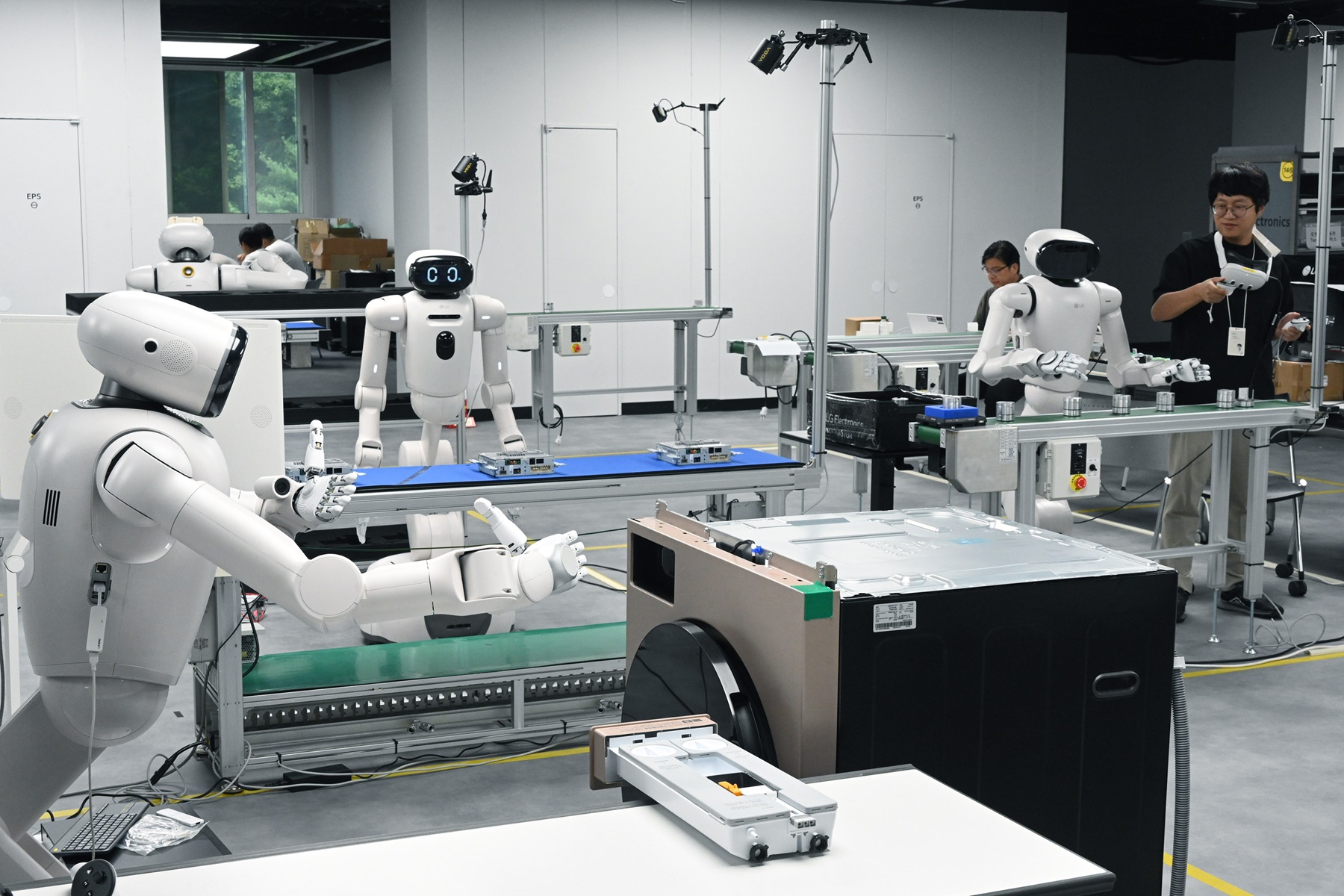khu vuc mo phong san xuat cho phep robot thuc hanh di chuyen xep va lap rap nhieu loai linh kien