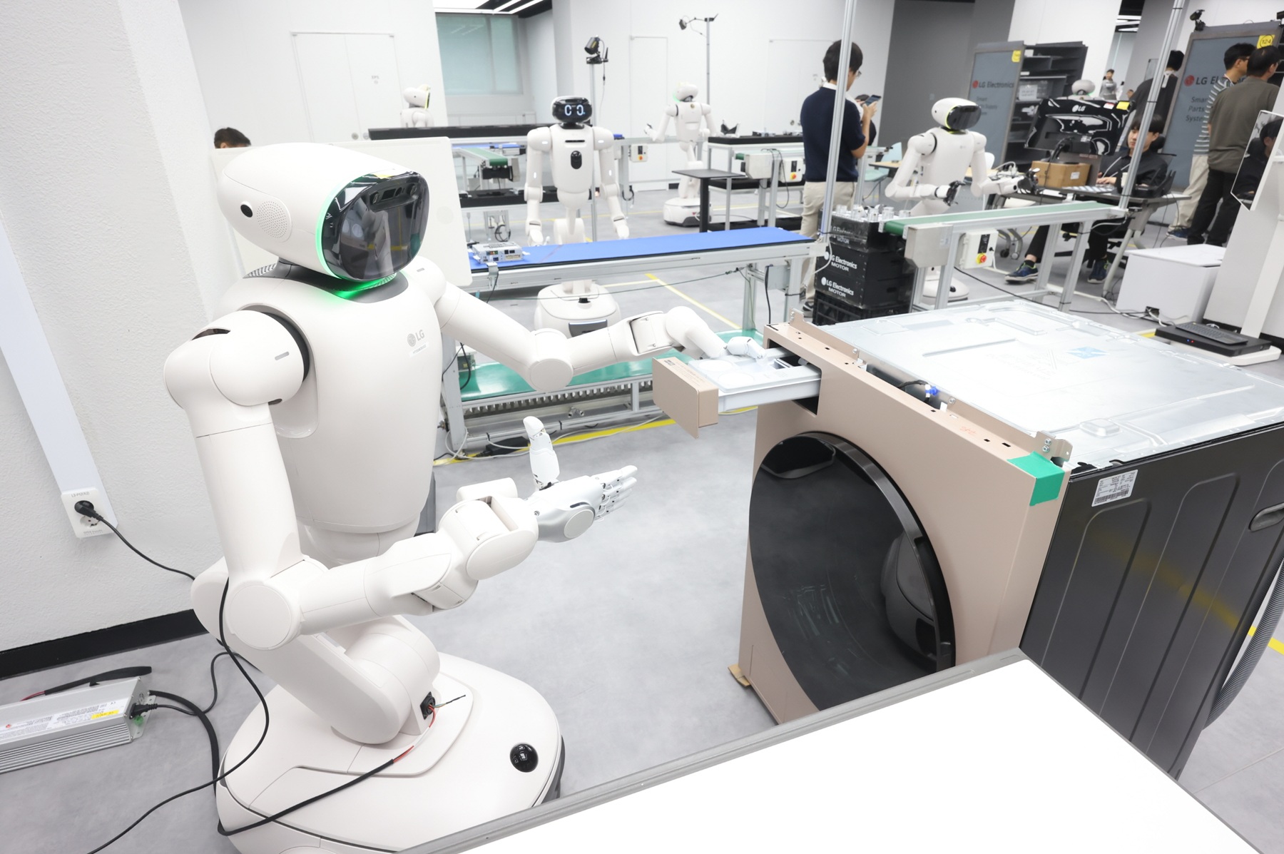 trung tam du lieu duoc bo tri nhieu khong gian de robot thuc hanh cac nhiem vu khac nhau