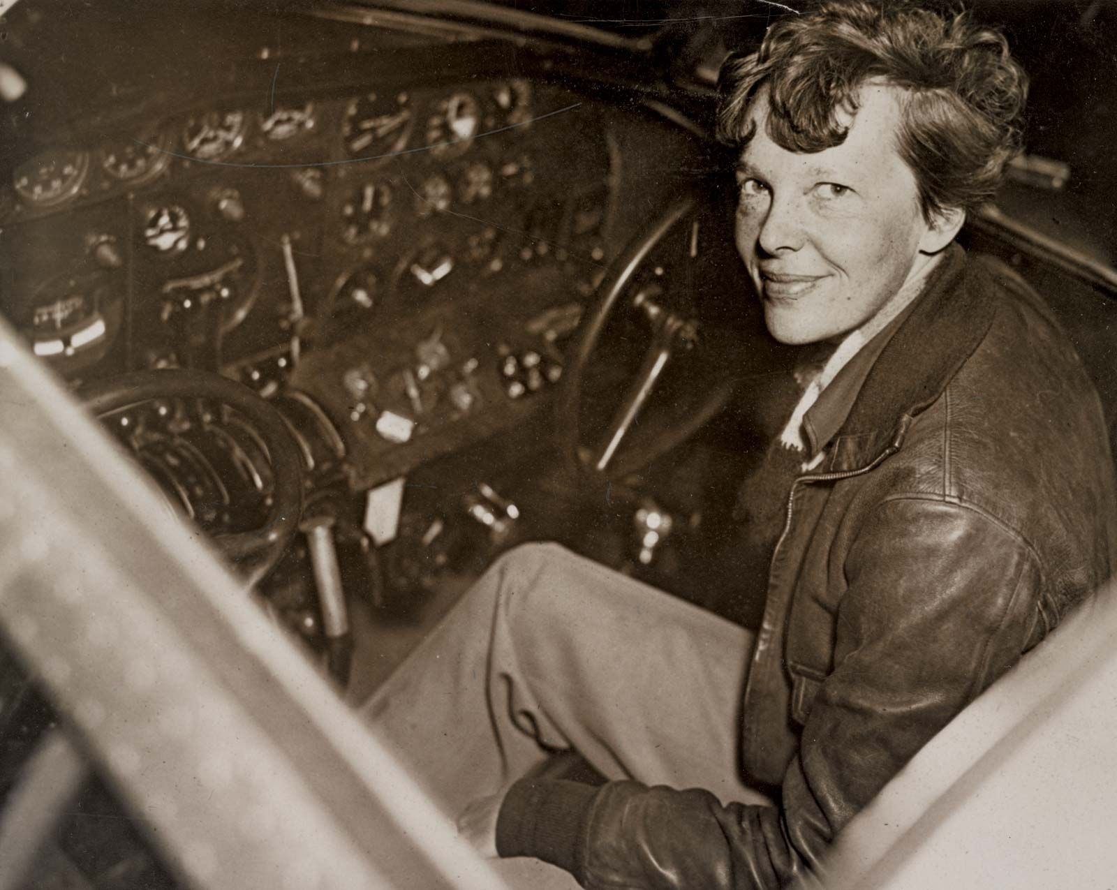 amelia earhart cockpit airplane lockheed electra