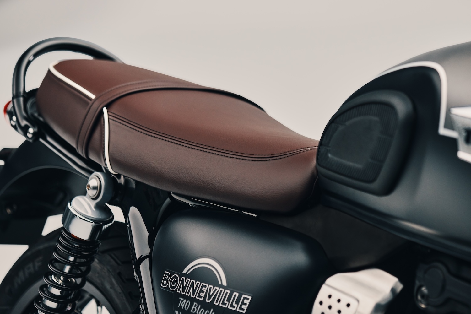 t40 blackmy27detailbench seat tight crop