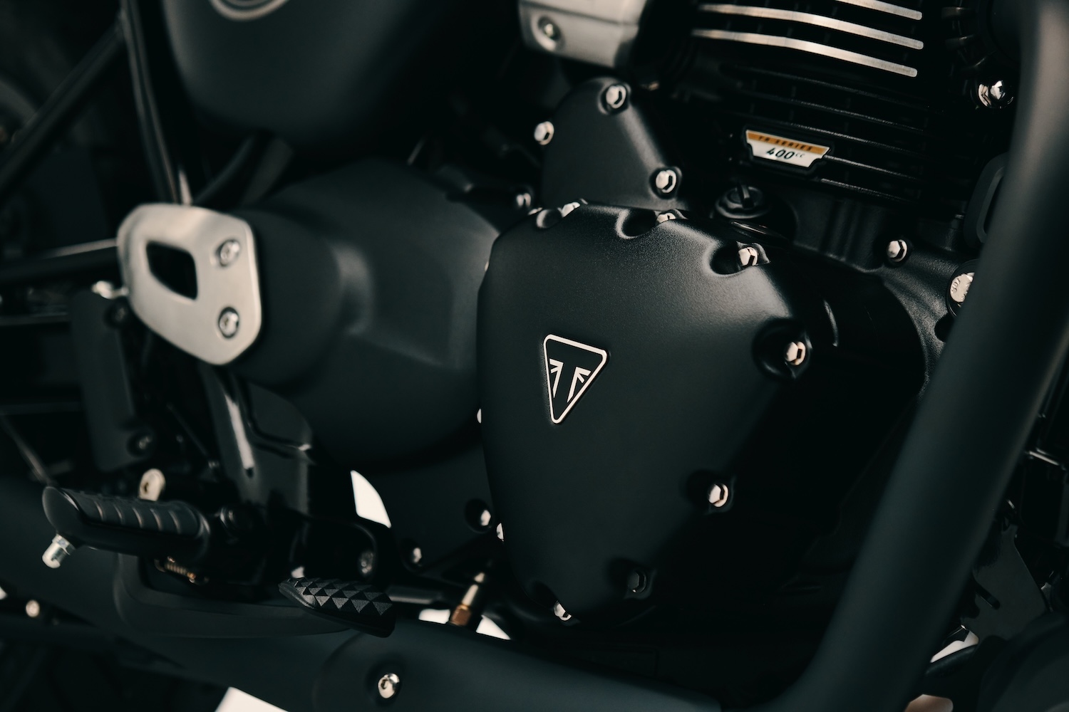 t40 blackmy27detailclose up engine