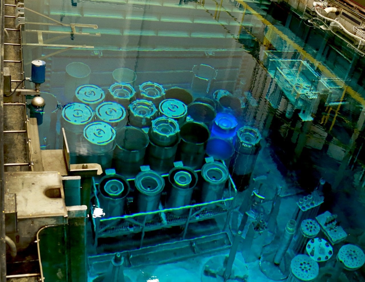 nuclear fuel discharge pool