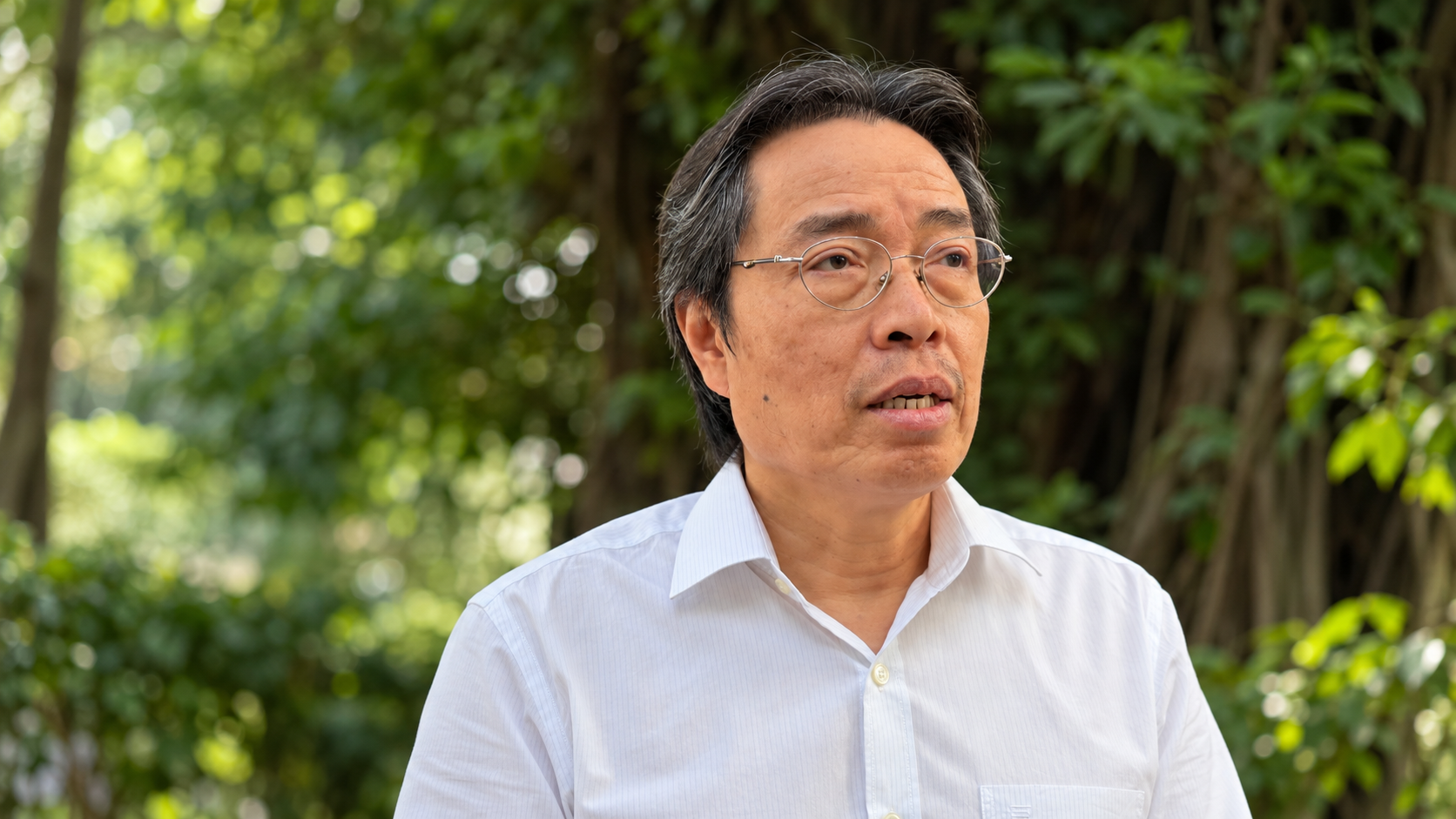 chan dung nguoi dan ong giua vuon xanh