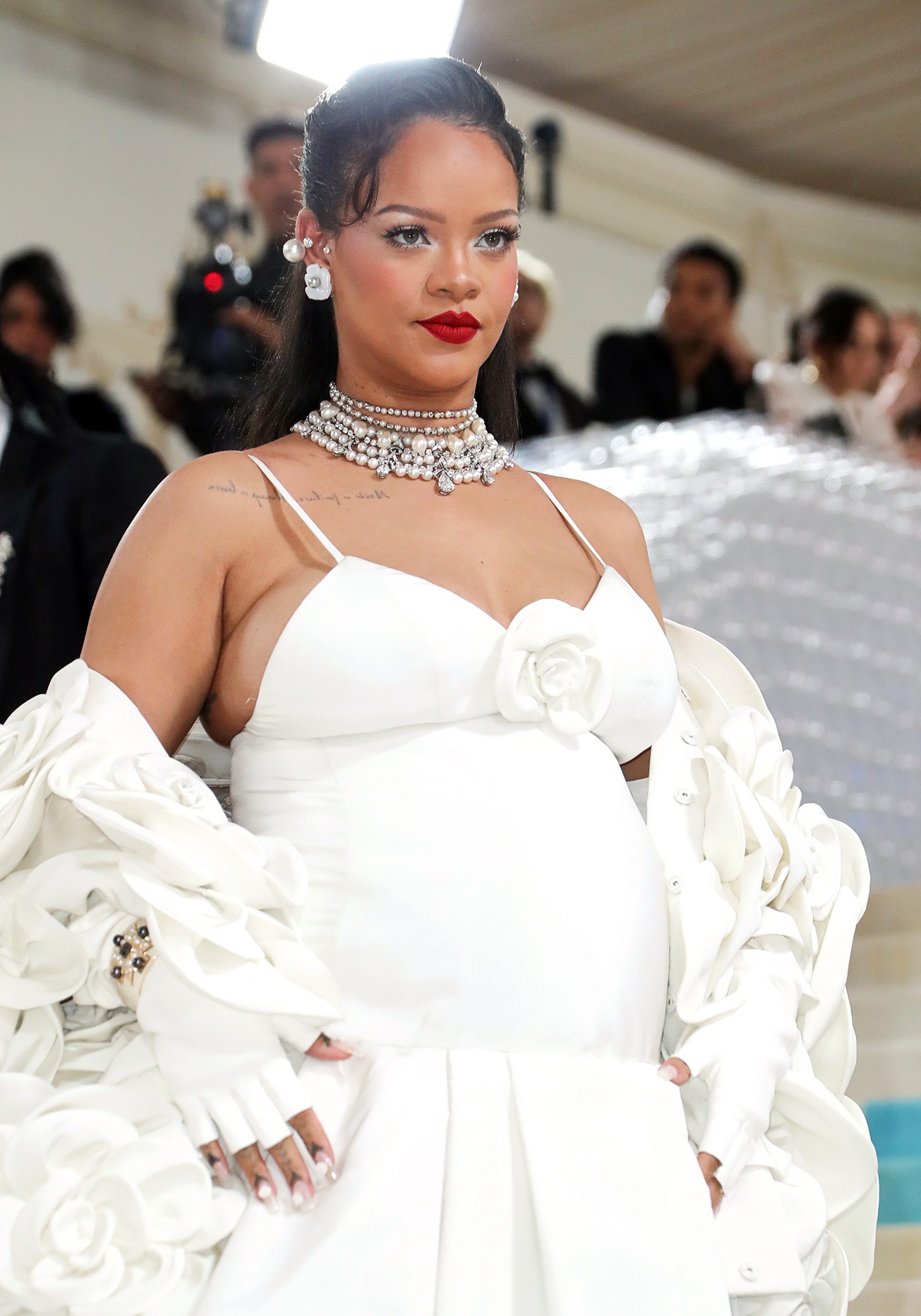 pregnant rihanna blossoms in ros