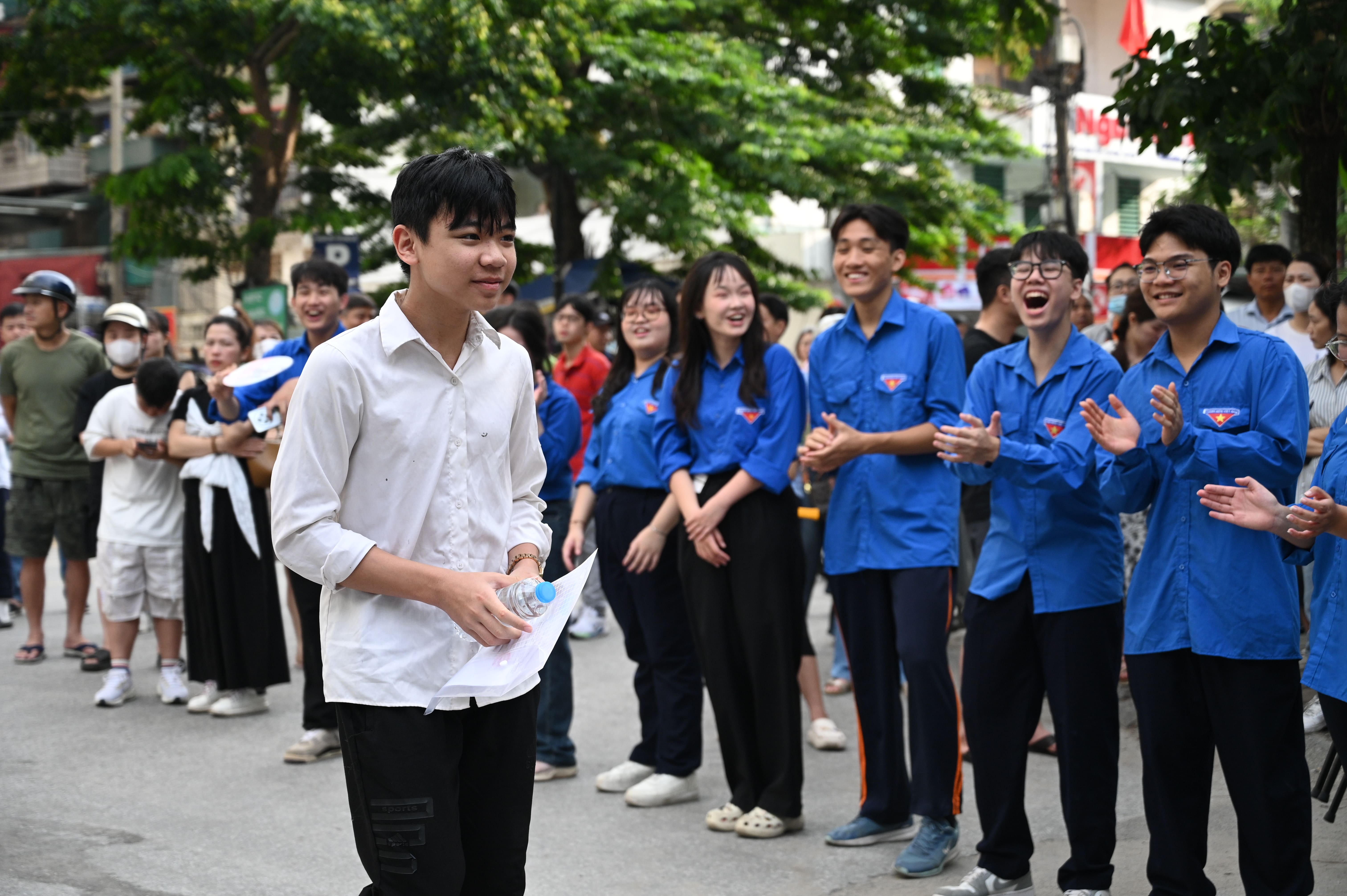 Thi vào lớp 10 Hà Nội môn đầu tiên - Ngữ văn: Chính thức hết giờ làm bài, phụ huynh hồi hộp chờ con ra - Ảnh 15. Thi vào lớp 10 Hà Nội môn đầu tiên - Ngữ văn: Chính thức hết giờ làm bài, phụ huynh hồi hộp chờ con ra - Ảnh 15.