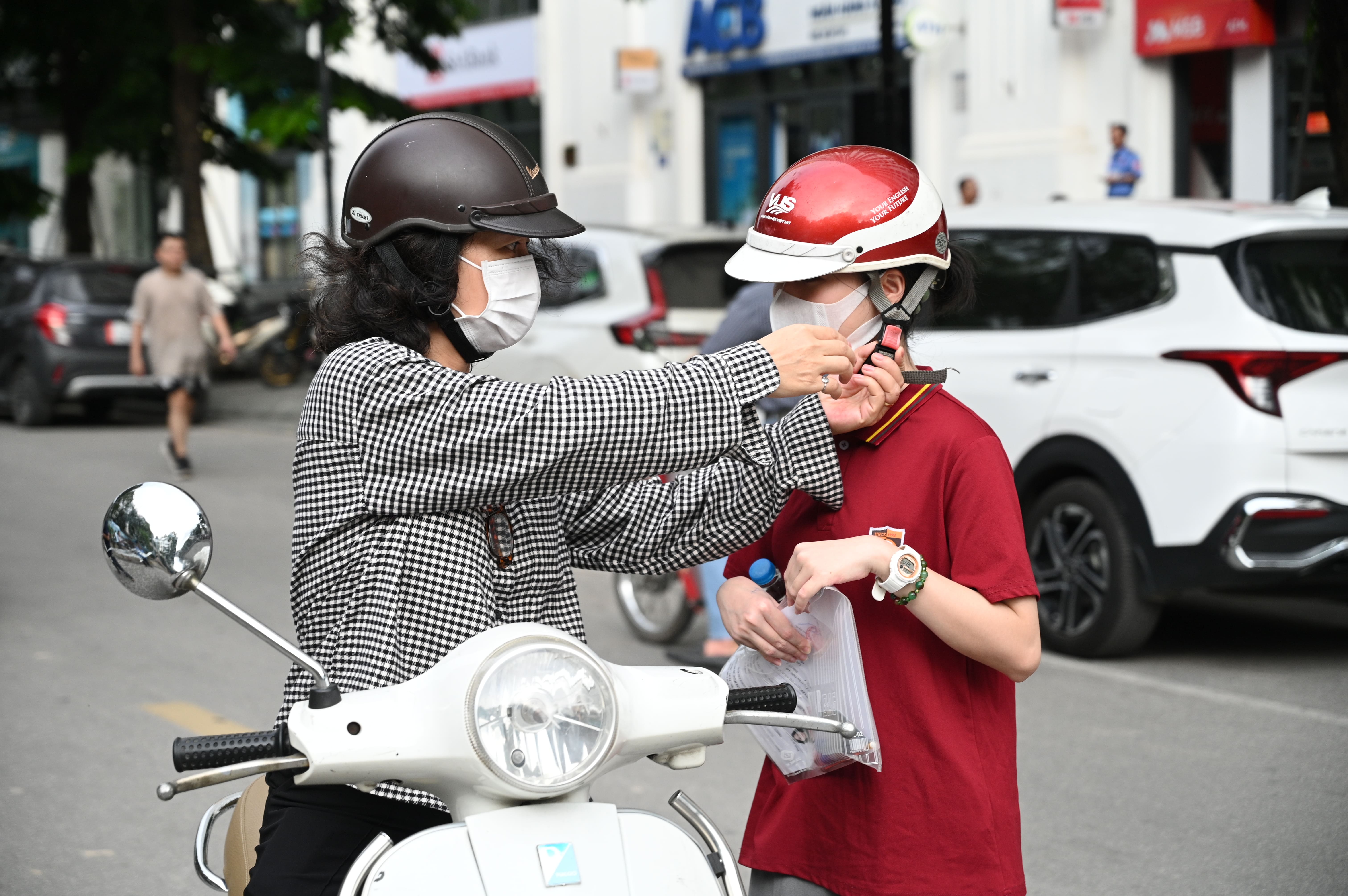 Thi vào lớp 10 Hà Nội môn đầu tiên - Ngữ văn: Chính thức hết giờ làm bài, phụ huynh hồi hộp chờ con ra - Ảnh 21. Thi vào lớp 10 Hà Nội môn đầu tiên - Ngữ văn: Chính thức hết giờ làm bài, phụ huynh hồi hộp chờ con ra - Ảnh 21.