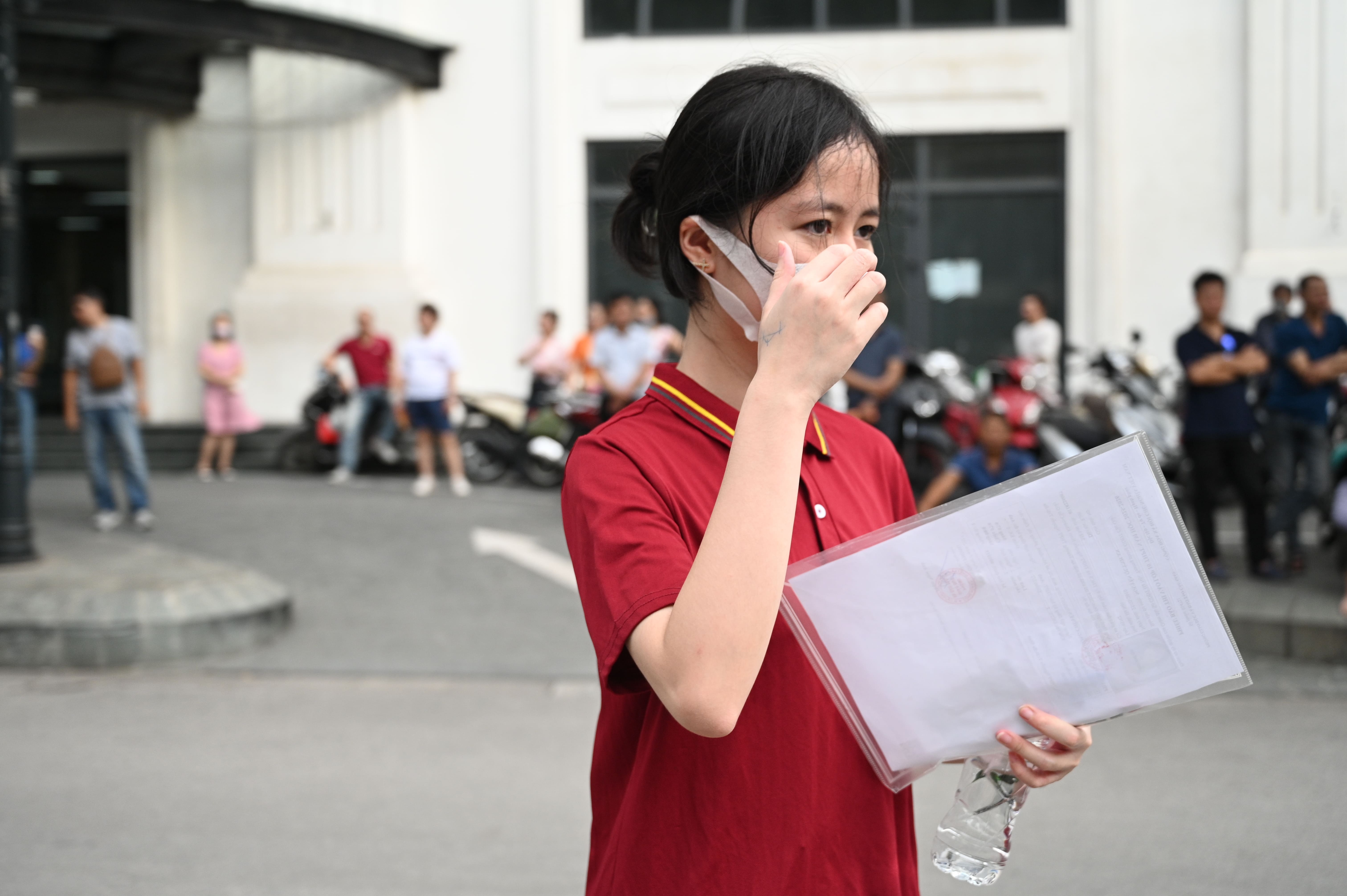 Thi vào lớp 10 Hà Nội môn đầu tiên - Ngữ văn: Chính thức hết giờ làm bài, phụ huynh hồi hộp chờ con ra - Ảnh 14. Thi vào lớp 10 Hà Nội môn đầu tiên - Ngữ văn: Chính thức hết giờ làm bài, phụ huynh hồi hộp chờ con ra - Ảnh 14.
