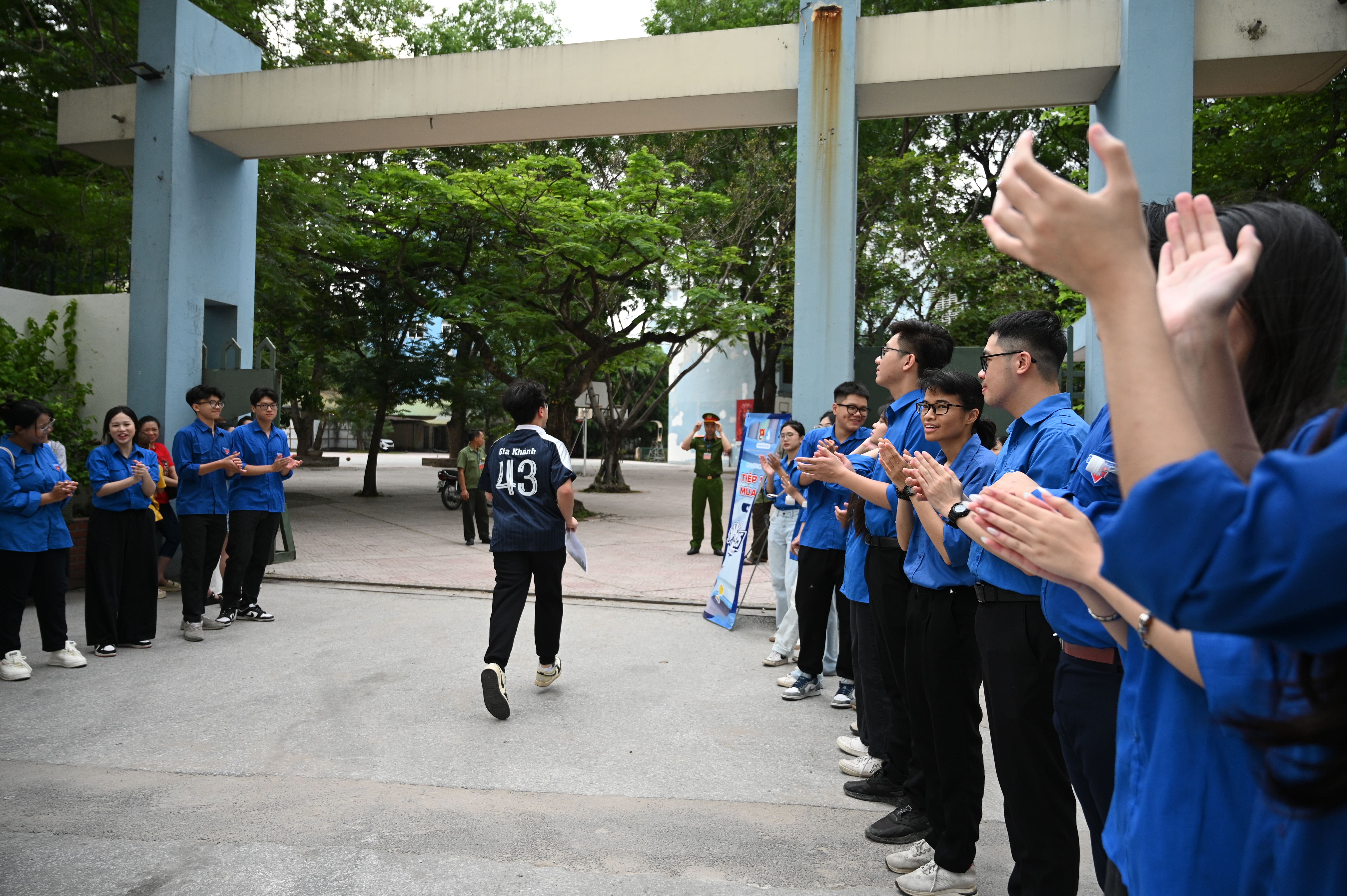 Thi vào lớp 10 Hà Nội môn đầu tiên - Ngữ văn: Chính thức hết giờ làm bài, phụ huynh hồi hộp chờ con ra - Ảnh 13. Thi vào lớp 10 Hà Nội môn đầu tiên - Ngữ văn: Chính thức hết giờ làm bài, phụ huynh hồi hộp chờ con ra - Ảnh 13.