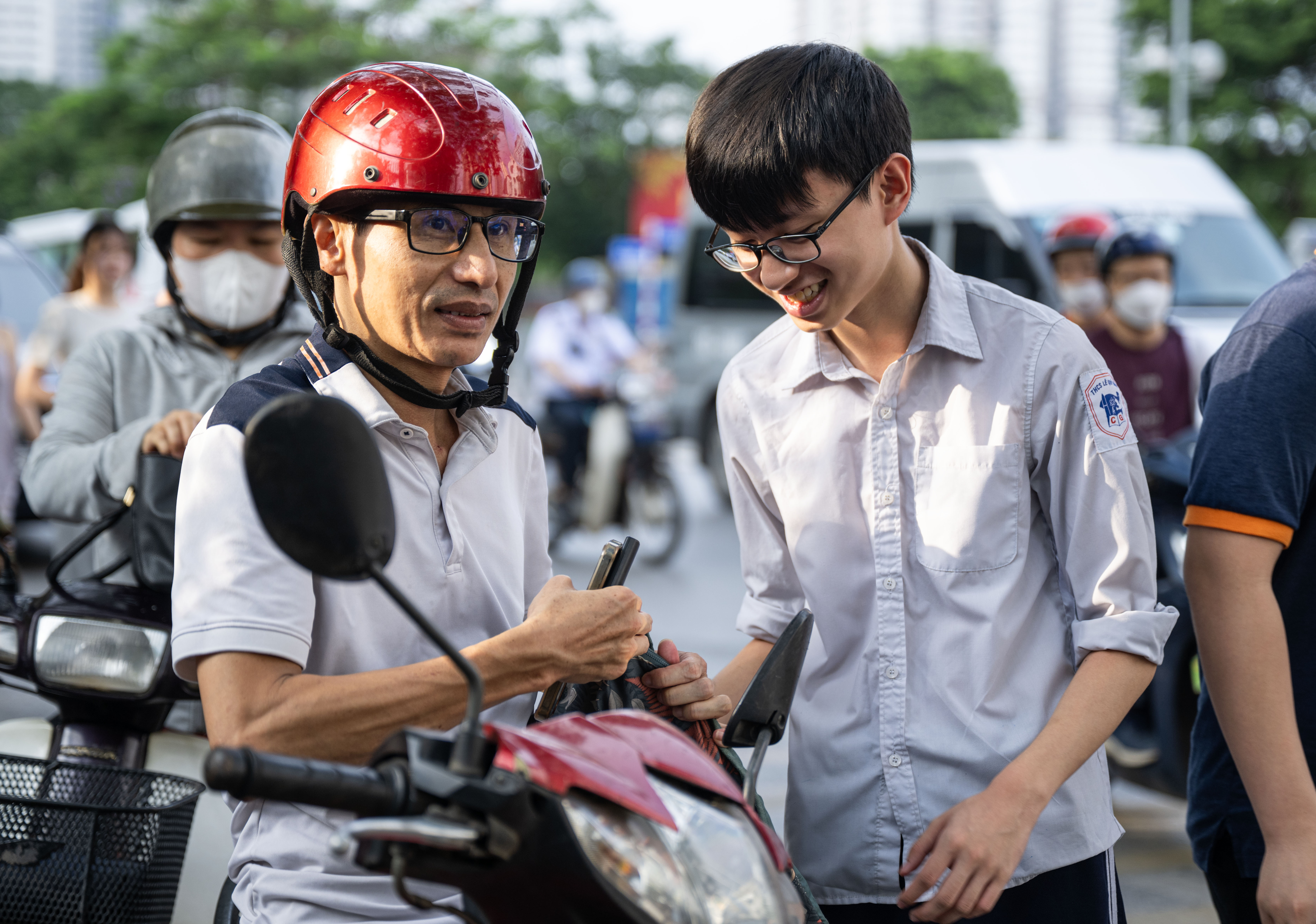 Thi vào lớp 10 Hà Nội môn đầu tiên - Ngữ văn: Chính thức hết giờ làm bài, phụ huynh hồi hộp chờ con ra - Ảnh 16. Thi vào lớp 10 Hà Nội môn đầu tiên - Ngữ văn: Chính thức hết giờ làm bài, phụ huynh hồi hộp chờ con ra - Ảnh 16.