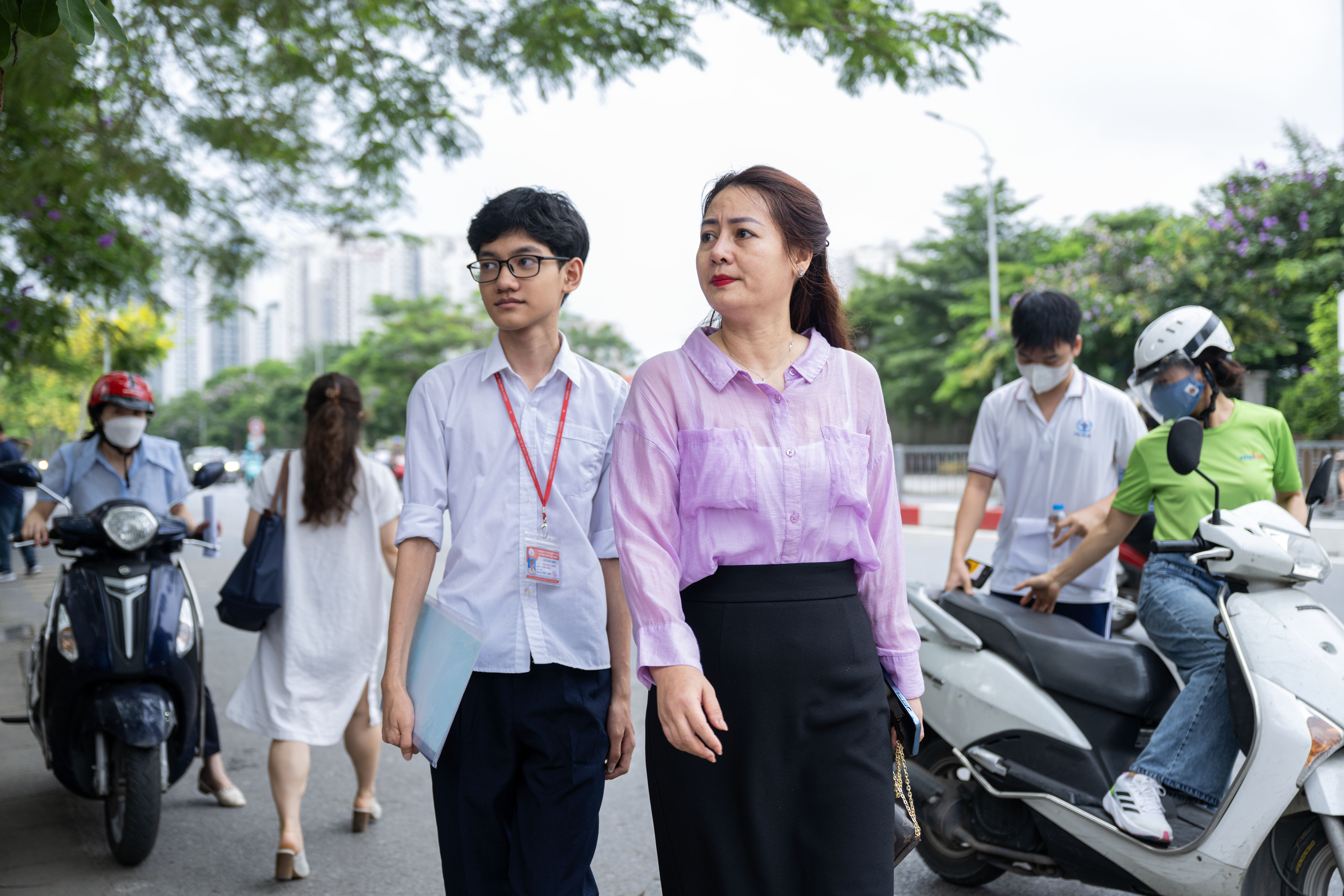 Thi vào lớp 10 Hà Nội môn đầu tiên - Ngữ văn: Chính thức hết giờ làm bài, phụ huynh hồi hộp chờ con ra - Ảnh 17. Thi vào lớp 10 Hà Nội môn đầu tiên - Ngữ văn: Chính thức hết giờ làm bài, phụ huynh hồi hộp chờ con ra - Ảnh 17.