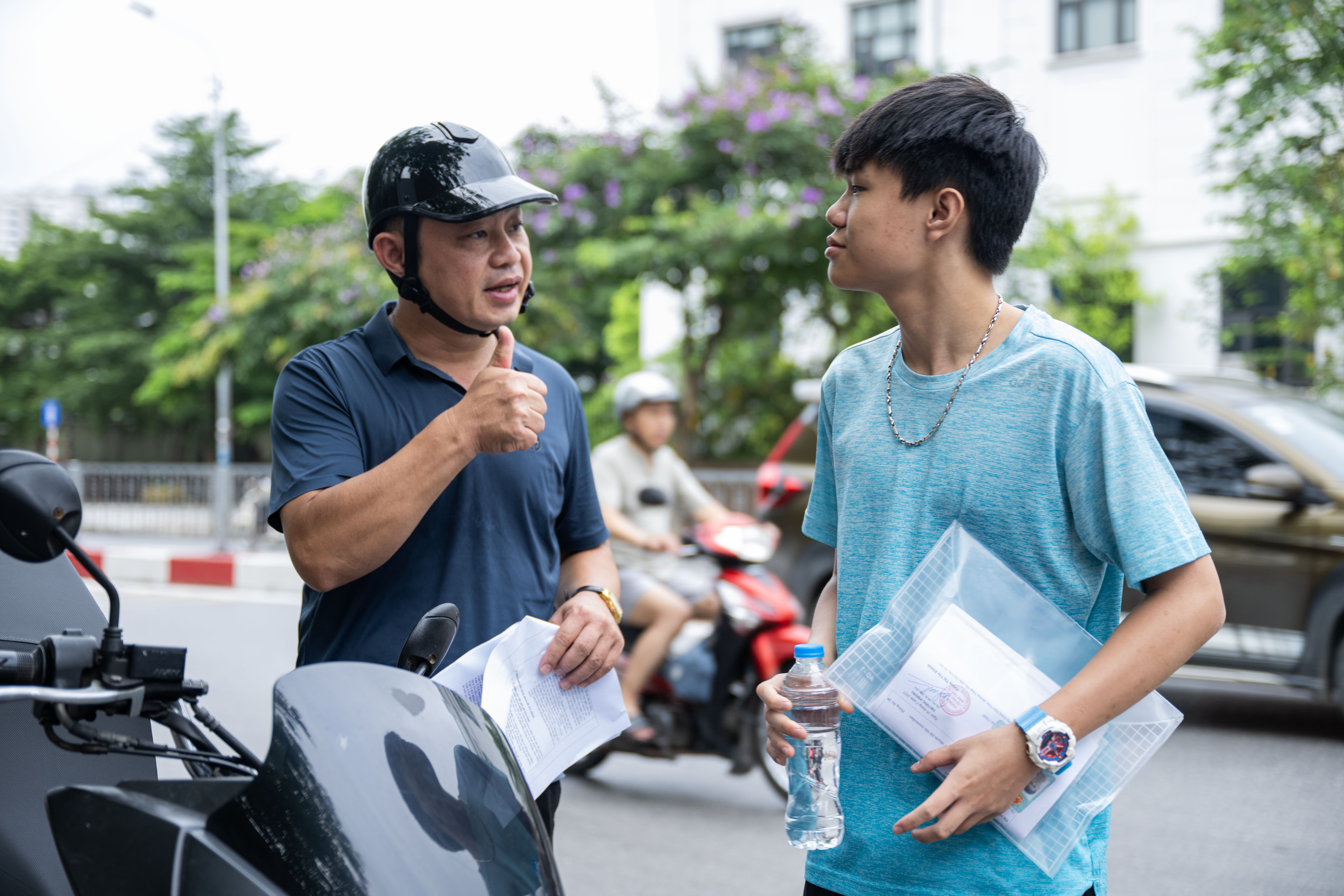 Thi vào lớp 10 Hà Nội môn đầu tiên - Ngữ văn: Chính thức hết giờ làm bài, phụ huynh hồi hộp chờ con ra - Ảnh 18. Thi vào lớp 10 Hà Nội môn đầu tiên - Ngữ văn: Chính thức hết giờ làm bài, phụ huynh hồi hộp chờ con ra - Ảnh 18.