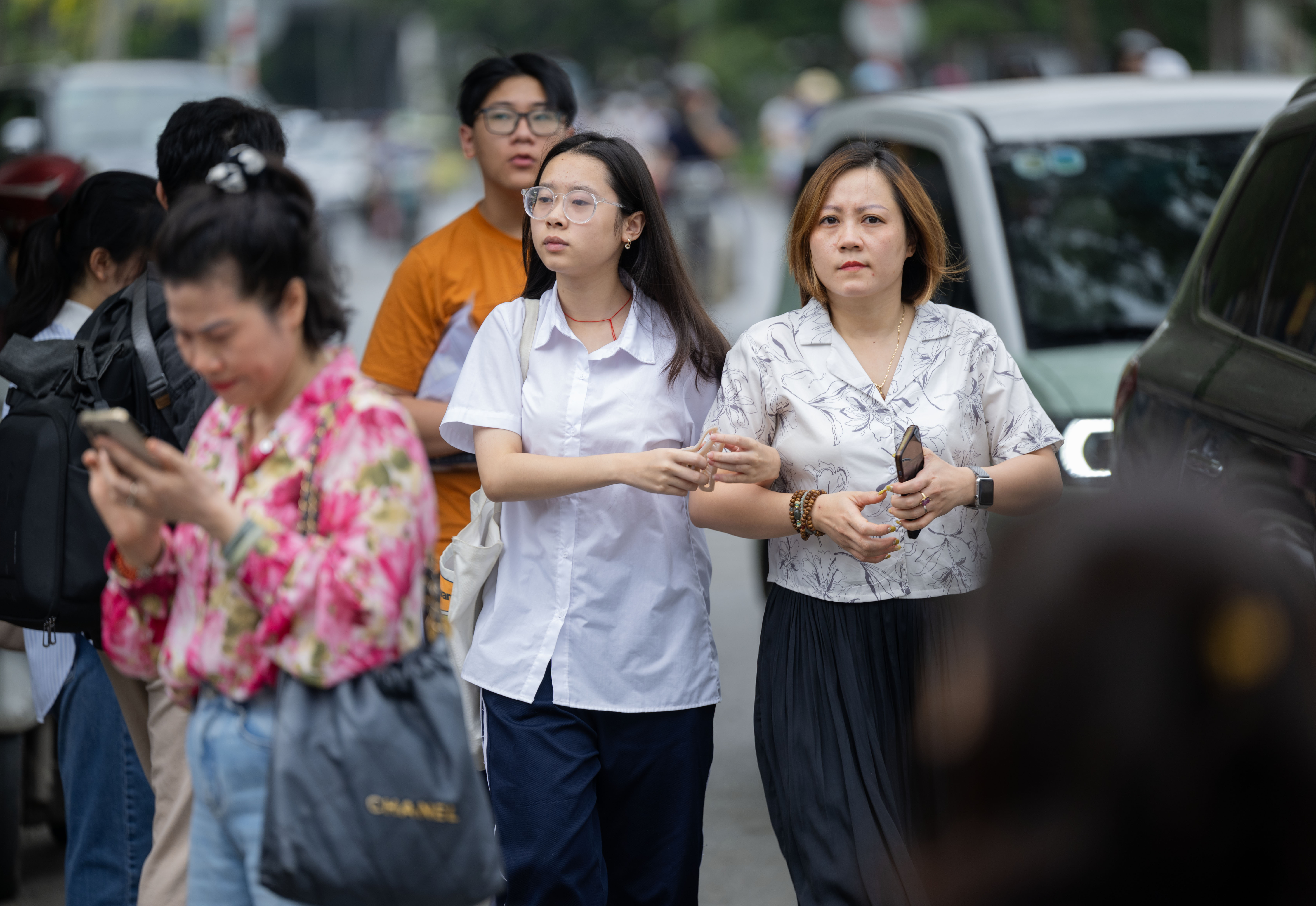 Thi vào lớp 10 Hà Nội môn đầu tiên - Ngữ văn: Chính thức hết giờ làm bài, phụ huynh hồi hộp chờ con ra - Ảnh 19. Thi vào lớp 10 Hà Nội môn đầu tiên - Ngữ văn: Chính thức hết giờ làm bài, phụ huynh hồi hộp chờ con ra - Ảnh 19.