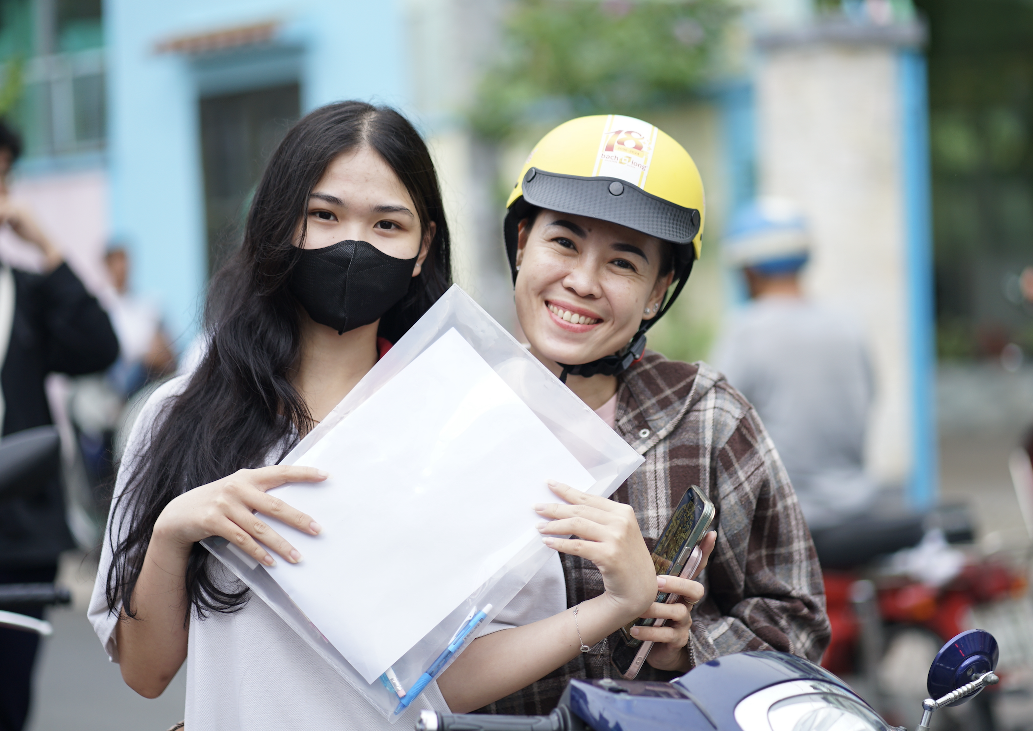 CẬP NHẬT: Gần 1,17 triệu sĩ tử bước vào buổi thi đầu tiên của kỳ thi tốt nghiệp THPT 2025- Ảnh 6. CẬP NHẬT: Gần 1,17 triệu sĩ tử bước vào buổi thi đầu tiên của kỳ thi tốt nghiệp THPT 2025- Ảnh 6.