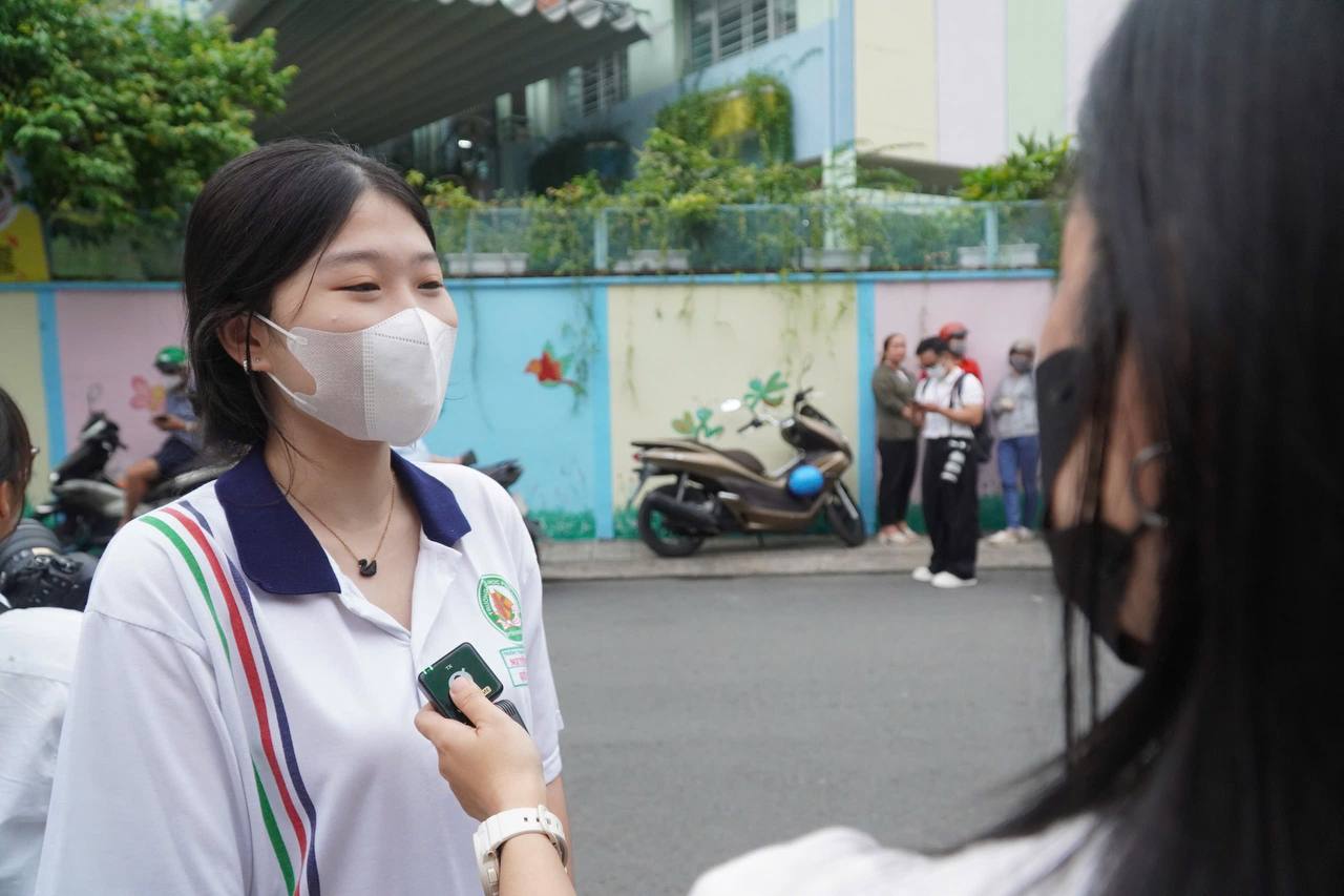 CẬP NHẬT: Gần 1,17 triệu sĩ tử bước vào buổi thi đầu tiên của kỳ thi tốt nghiệp THPT 2025- Ảnh 1. CẬP NHẬT: Gần 1,17 triệu sĩ tử bước vào buổi thi đầu tiên của kỳ thi tốt nghiệp THPT 2025- Ảnh 1.
