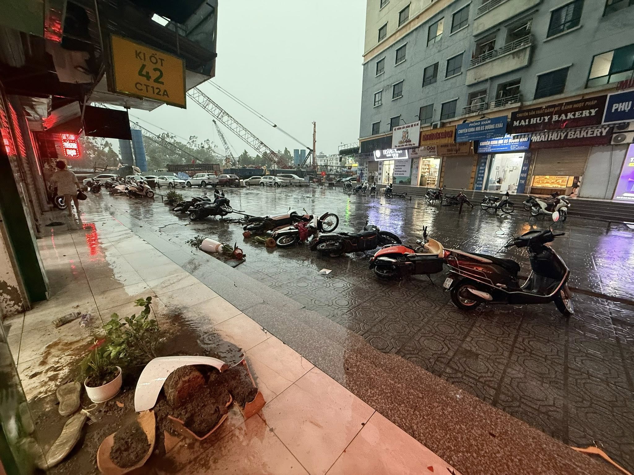 Diễn biến toàn cảnh cơn giông lốc bất ngờ “đánh úp” chiều 19/7 khiến người dân Hà Nội không kịp trở tay - Ảnh 15. Diễn biến toàn cảnh cơn giông lốc bất ngờ “đánh úp” chiều 19/7 khiến người dân Hà Nội không kịp trở tay - Ảnh 15.