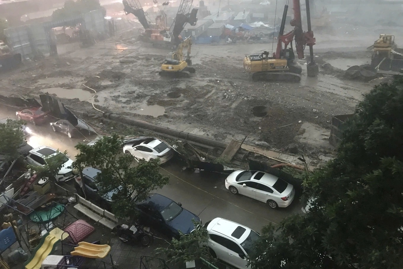Diễn biến toàn cảnh cơn giông lốc bất ngờ “đánh úp” chiều 19/7 khiến người dân Hà Nội không kịp trở tay - Ảnh 16. Diễn biến toàn cảnh cơn giông lốc bất ngờ “đánh úp” chiều 19/7 khiến người dân Hà Nội không kịp trở tay - Ảnh 16.