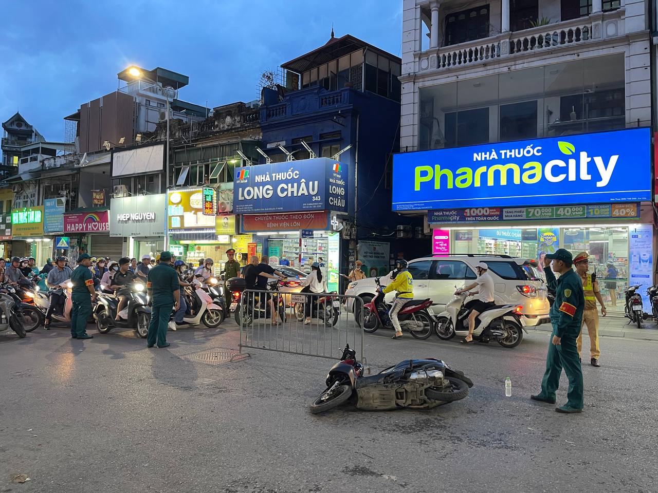 Hà Nội: Cận cảnh xe bán tải lao lên vỉa hè phố Khâm Thiên, chồm lên nhiều xe máy, người dân hoảng loạn - Ảnh 7. Hà Nội: Cận cảnh xe bán tải lao lên vỉa hè phố Khâm Thiên, chồm lên nhiều xe máy, người dân hoảng loạn - Ảnh 7.