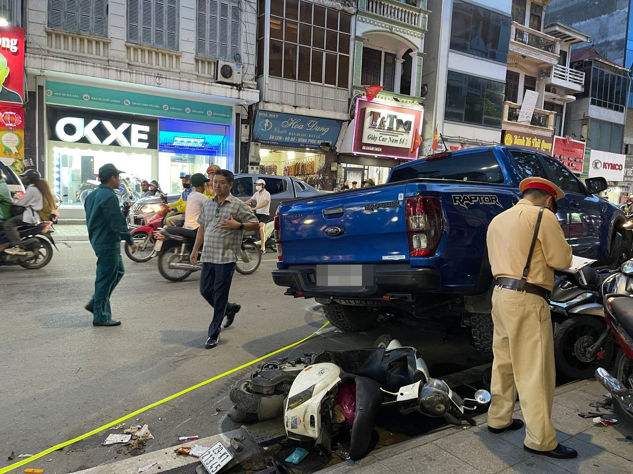 Hà Nội: Cận cảnh xe bán tải lao lên vỉa hè phố Khâm Thiên, chồm lên nhiều xe máy, người dân hoảng loạn - Ảnh 6. Hà Nội: Cận cảnh xe bán tải lao lên vỉa hè phố Khâm Thiên, chồm lên nhiều xe máy, người dân hoảng loạn - Ảnh 6.